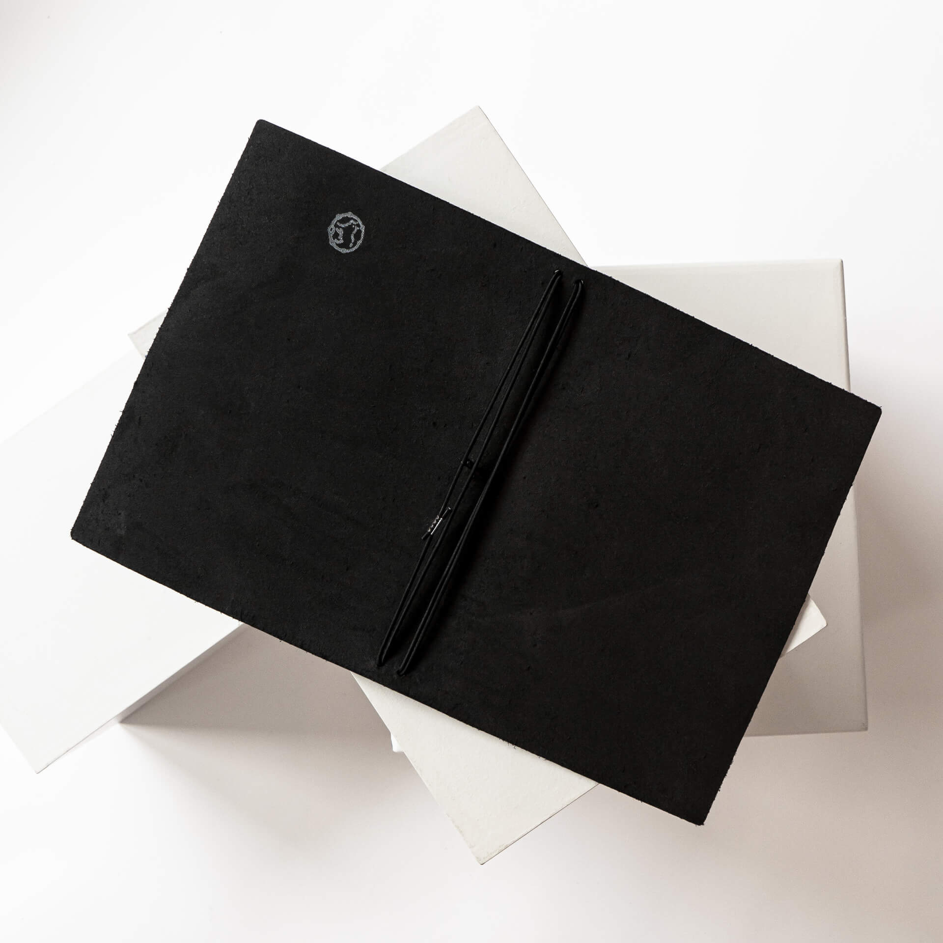 Notizbuchhülle-NUO-A5-Naturleder-Franziska-Klee-01-kohle-innen