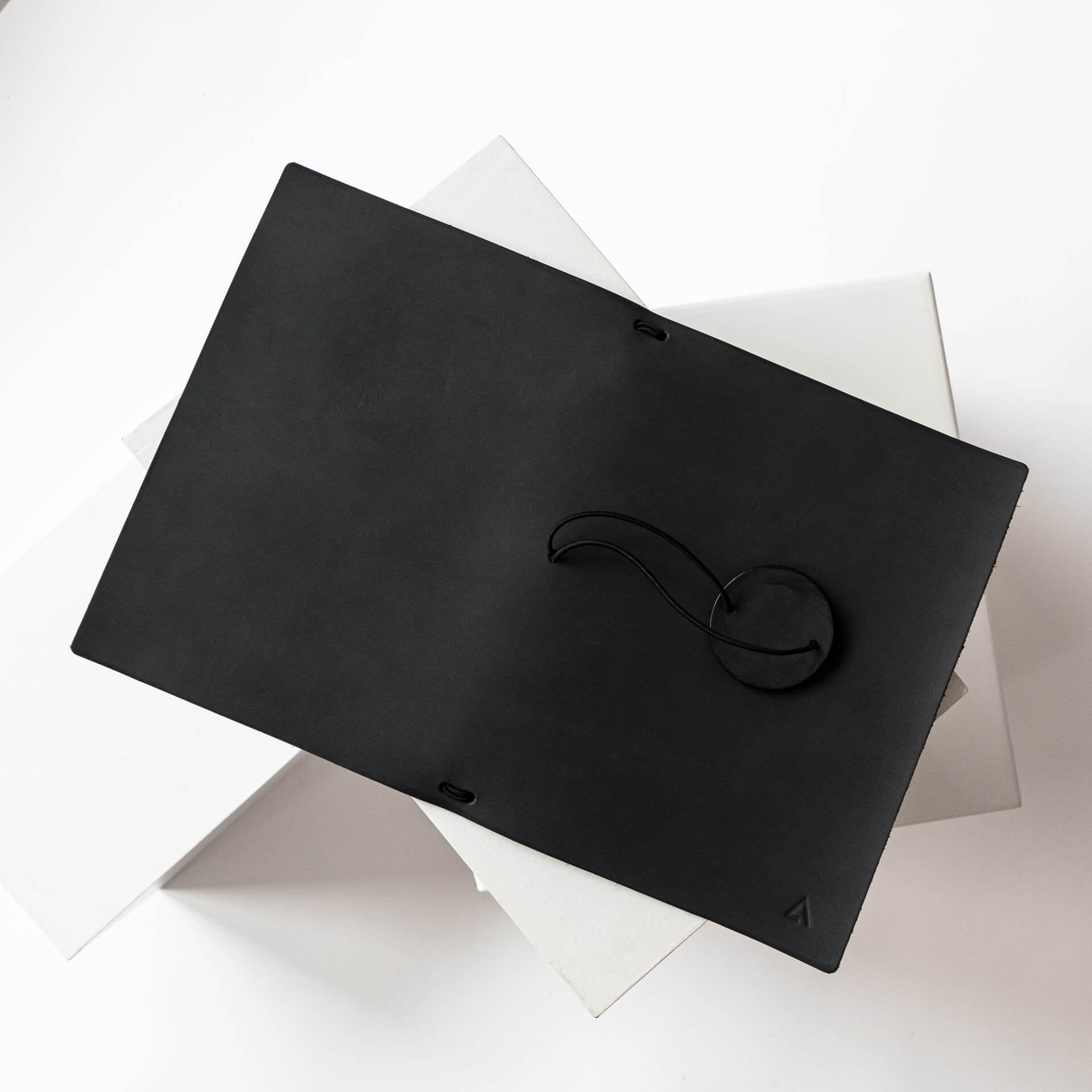 Notizbuchhülle-NUO-A5-Naturleder-Franziska-Klee-01-kohle-rueckseite