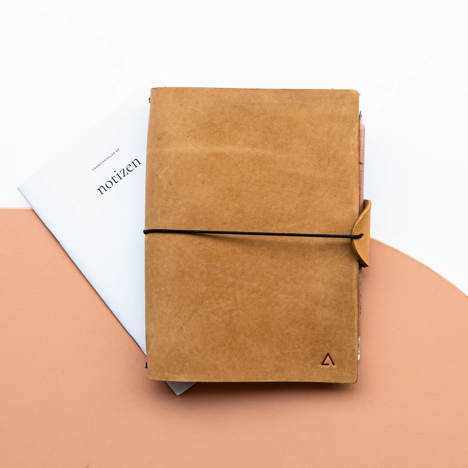 Notizbuchhülle-NUO-A5-Naturleder-Franziska-Klee-03-cognac-front