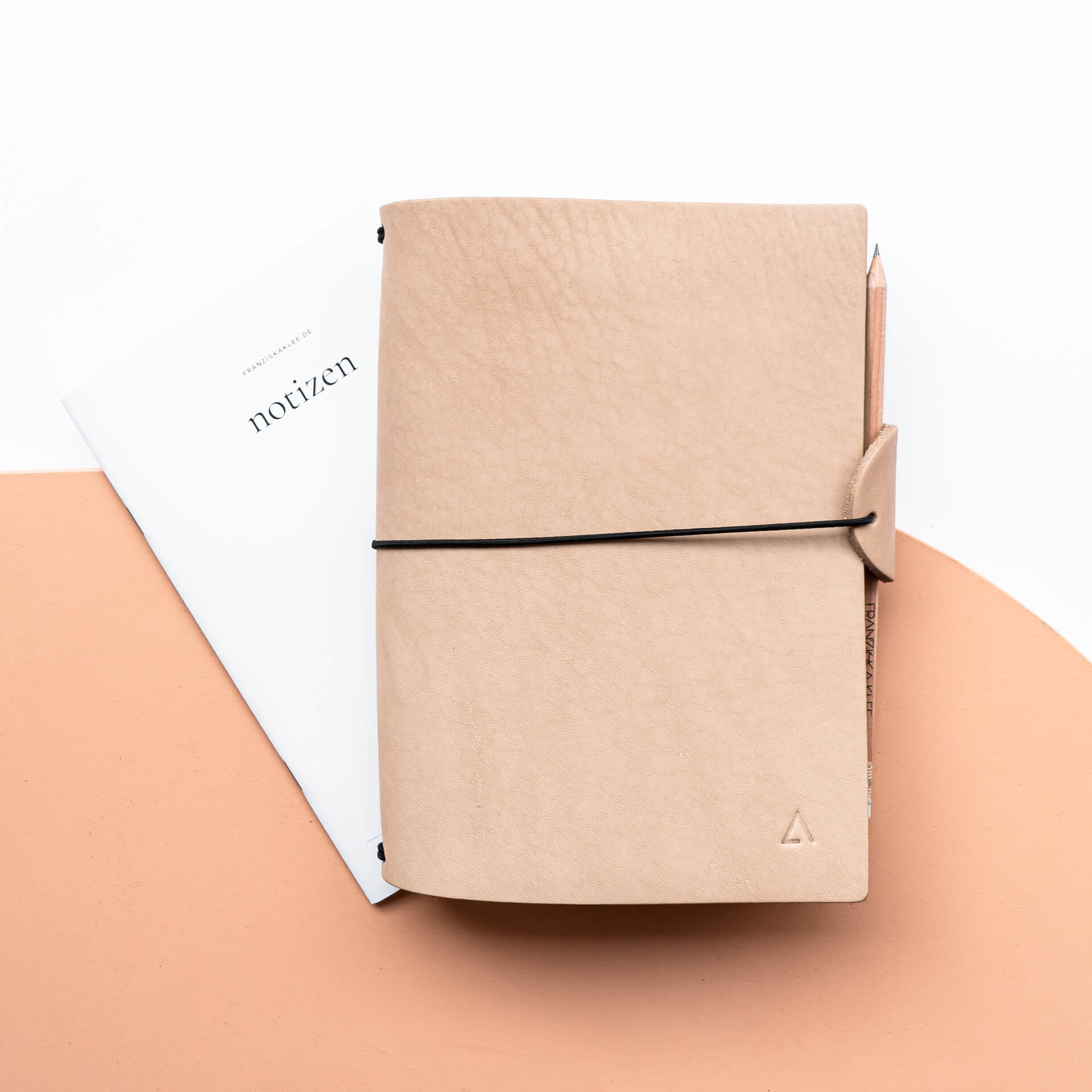 Notizbuchhülle-NUO-A5-Naturleder-Franziska-Klee-03-hellbraun-front
