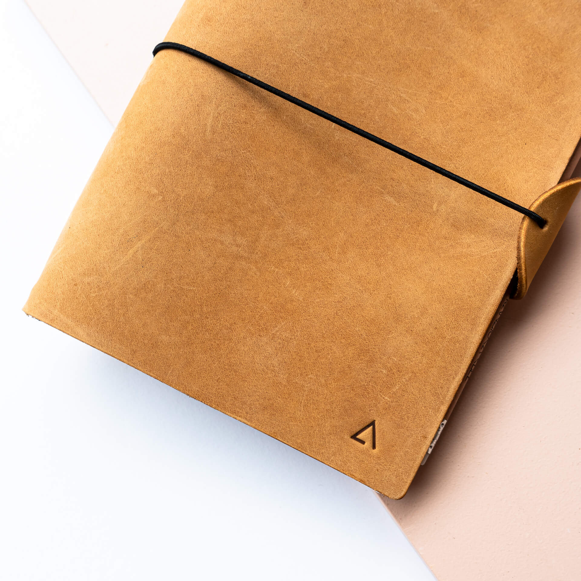 Notizbuchhülle-NUO-A5-Naturleder-Franziska-Klee-04-cognac-detail