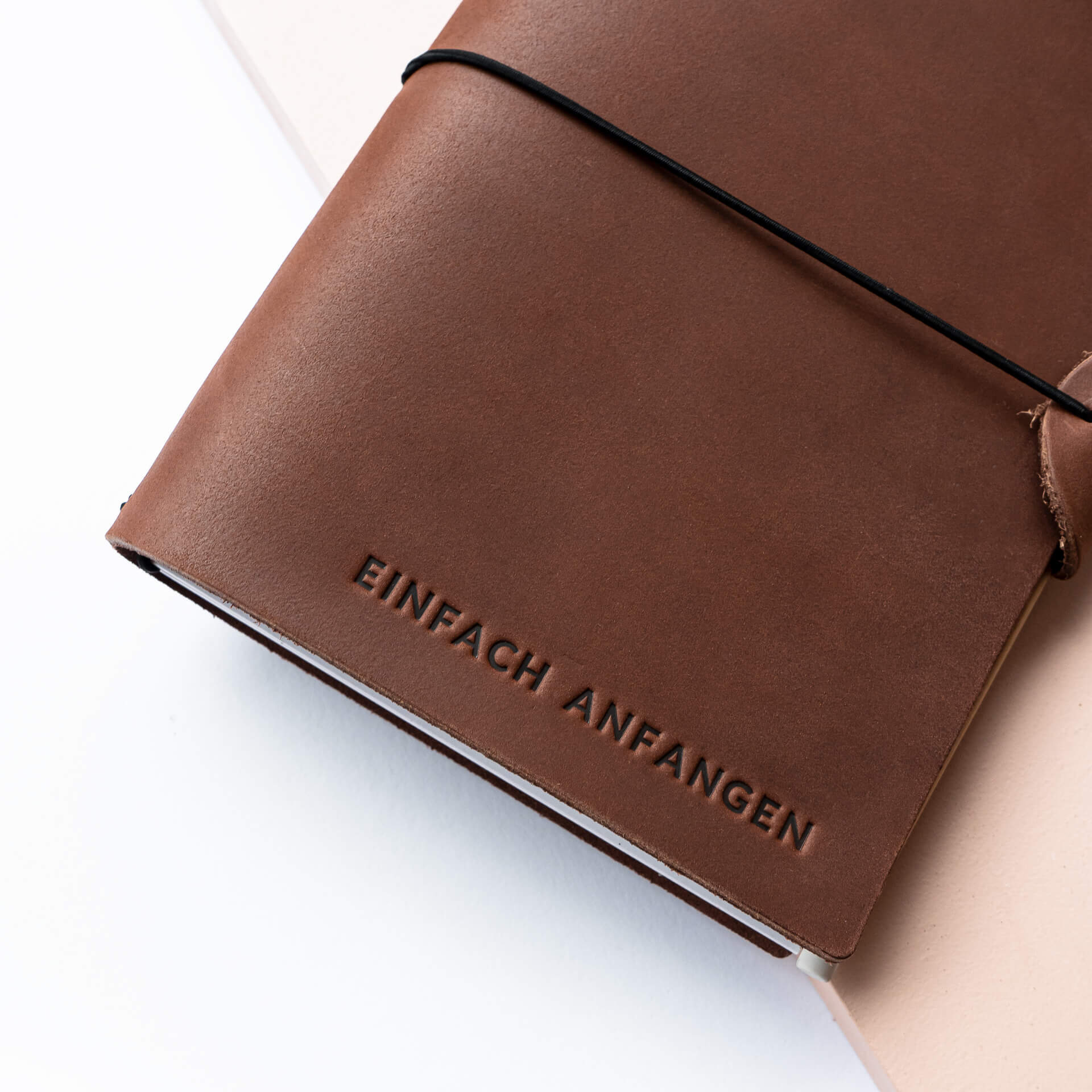 Lasse deinen Wunschtext auf unsere Notizbuchhülle prägen - in diesem Fall DOWHATYOULOVE.