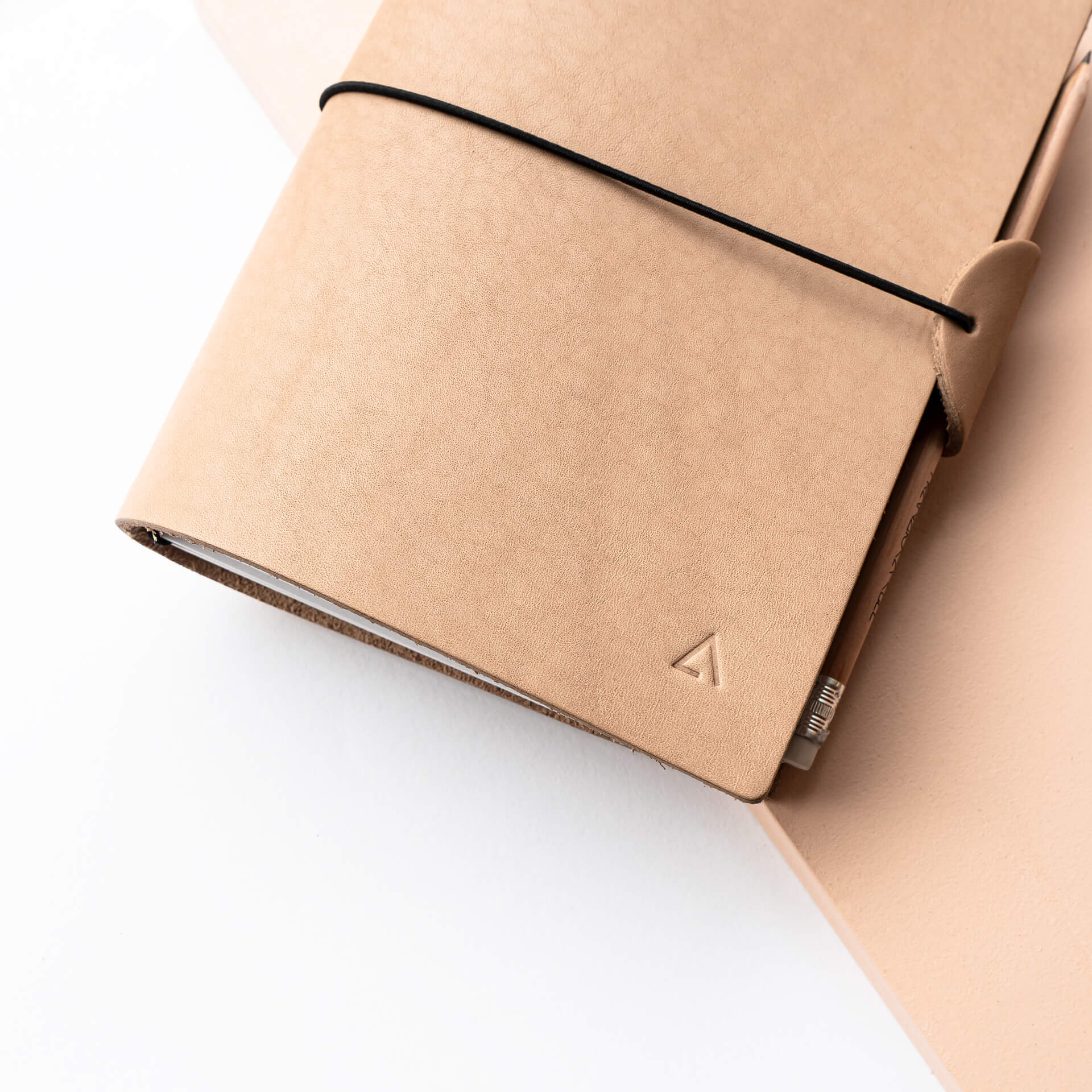Notizbuchhülle-NUO-A5-Naturleder-Franziska-Klee-04-hellbraun-detail