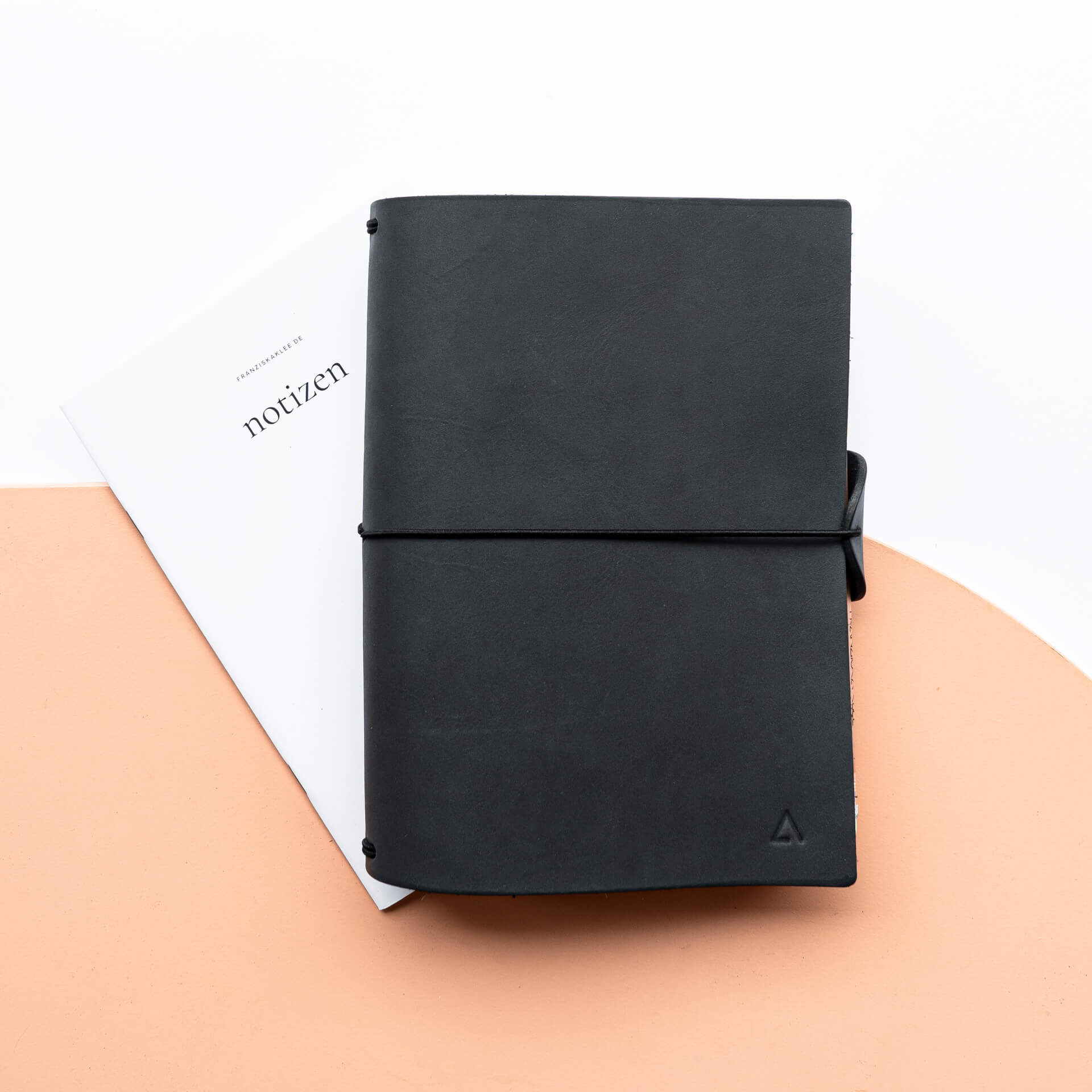 Notizbuchhülle-NUO-A5-Naturleder-Franziska-Klee-04-kohle-front