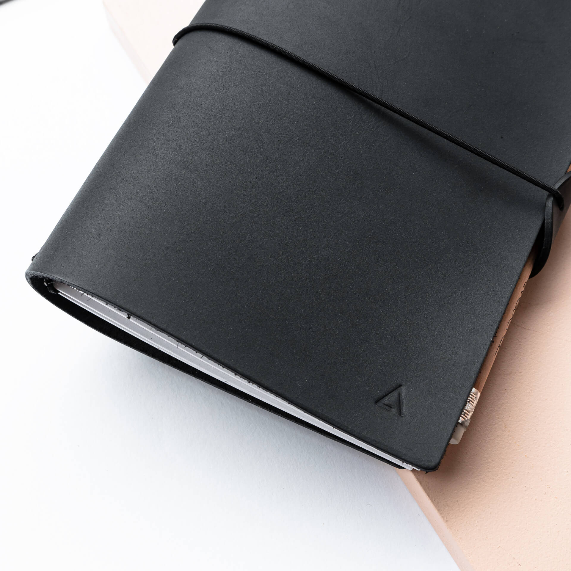 Notizbuchhülle-NUO-A5-Naturleder-Franziska-Klee-05-kohle-detail