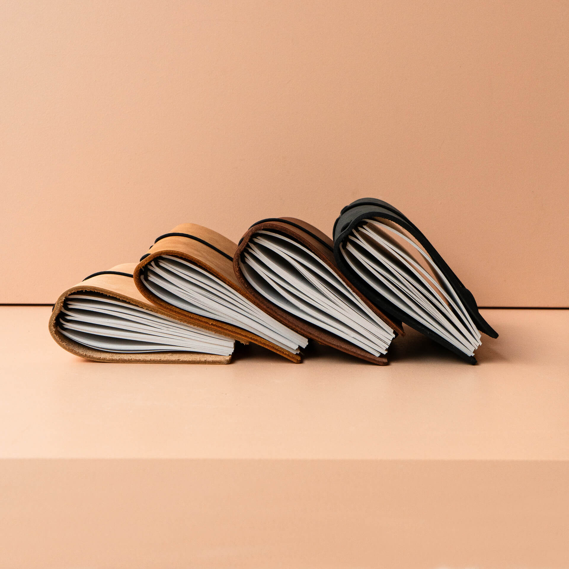 Notizbuchhülle-NUO-A6-alle-Farben-Seite