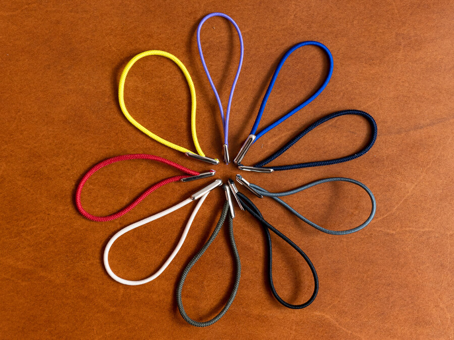 Unser Portemonnaie lässt sich mit einem von sieben Verschlussbändern ausstatten.