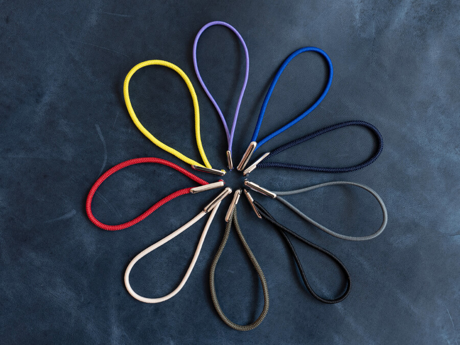 Unser Portemonnaie lässt sich mit einem von sieben Verschlussbändern ausstatten.