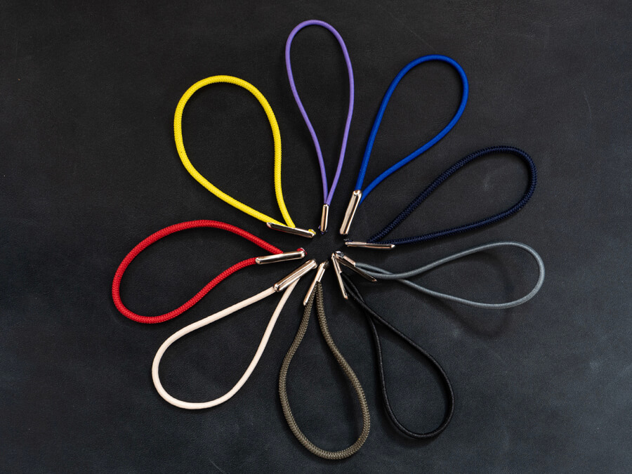 Unser Portemonnaie lässt sich mit einem von sieben Verschlussbändern ausstatten.