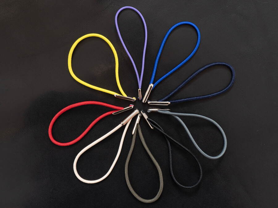 Unser Portemonnaie lässt sich mit einem von sieben Verschlussbändern ausstatten.