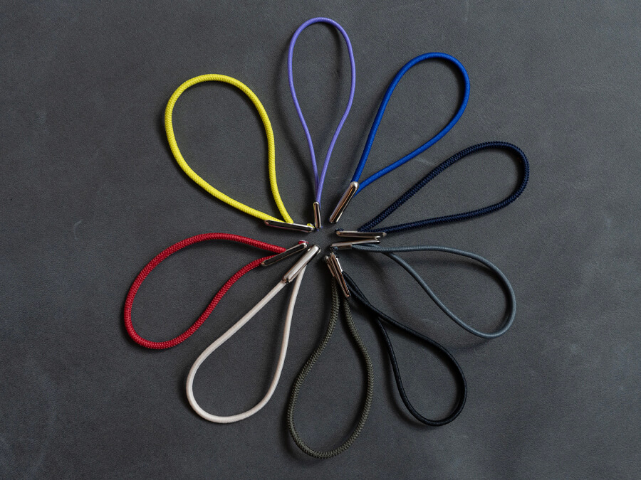 Unser Portemonnaie lässt sich mit einem von sieben Verschlussbändern ausstatten.