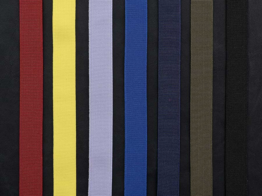 Für unseren Kulturbeutel stehen sieben verschiedene Gummibandfarben zur Auswahl: rot, gelb, flieder, royal blau, dunkelblau, oliv und schwarz.