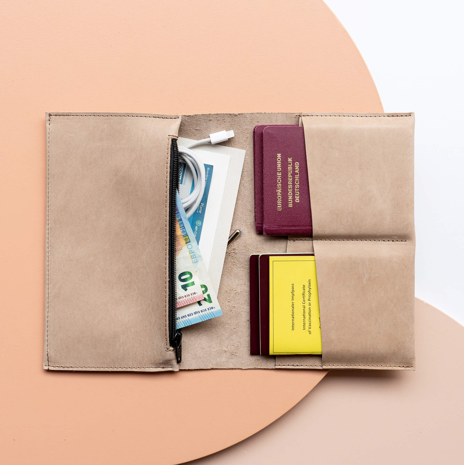 Dokumentenmappe-DOK-Naturleder-FranziskaKlee-Reisemappe-befuellt-hellbraun-reisepass-bordkarten-voucher-1