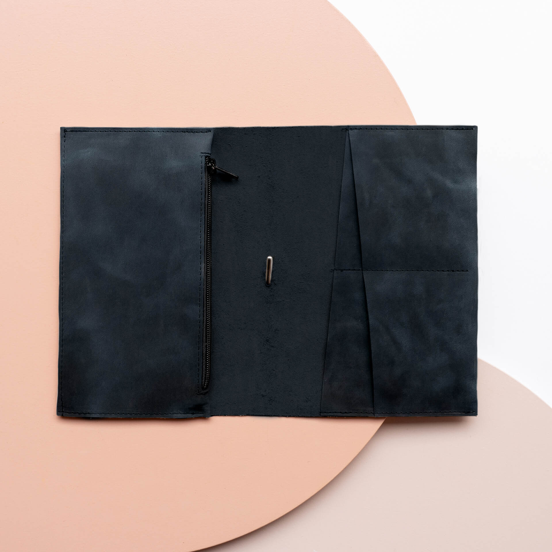 Dokumentenmappe-DOK-Naturleder-FranziskaKlee-Reisemappe-dunkelblau-02-1