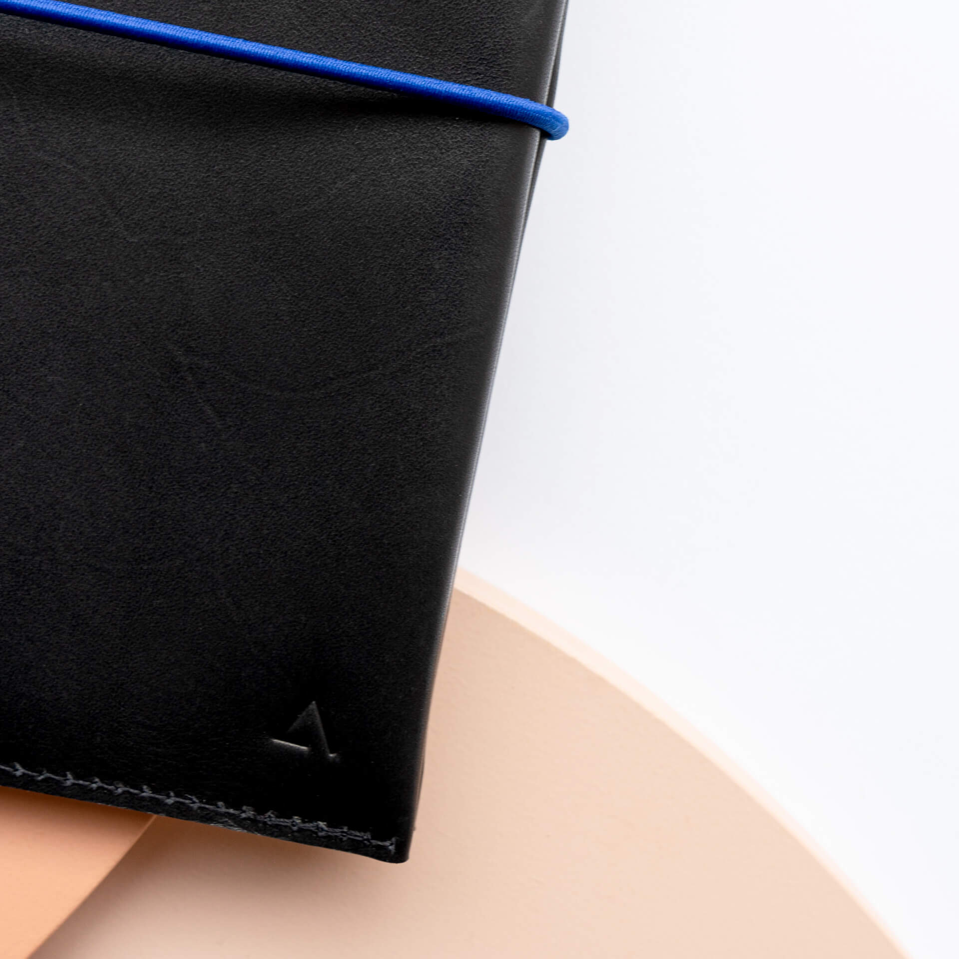 Dokumentenmappe-DOK-Naturleder-FranziskaKlee-Reisemappe-kohle-03-nahaufnahme-1