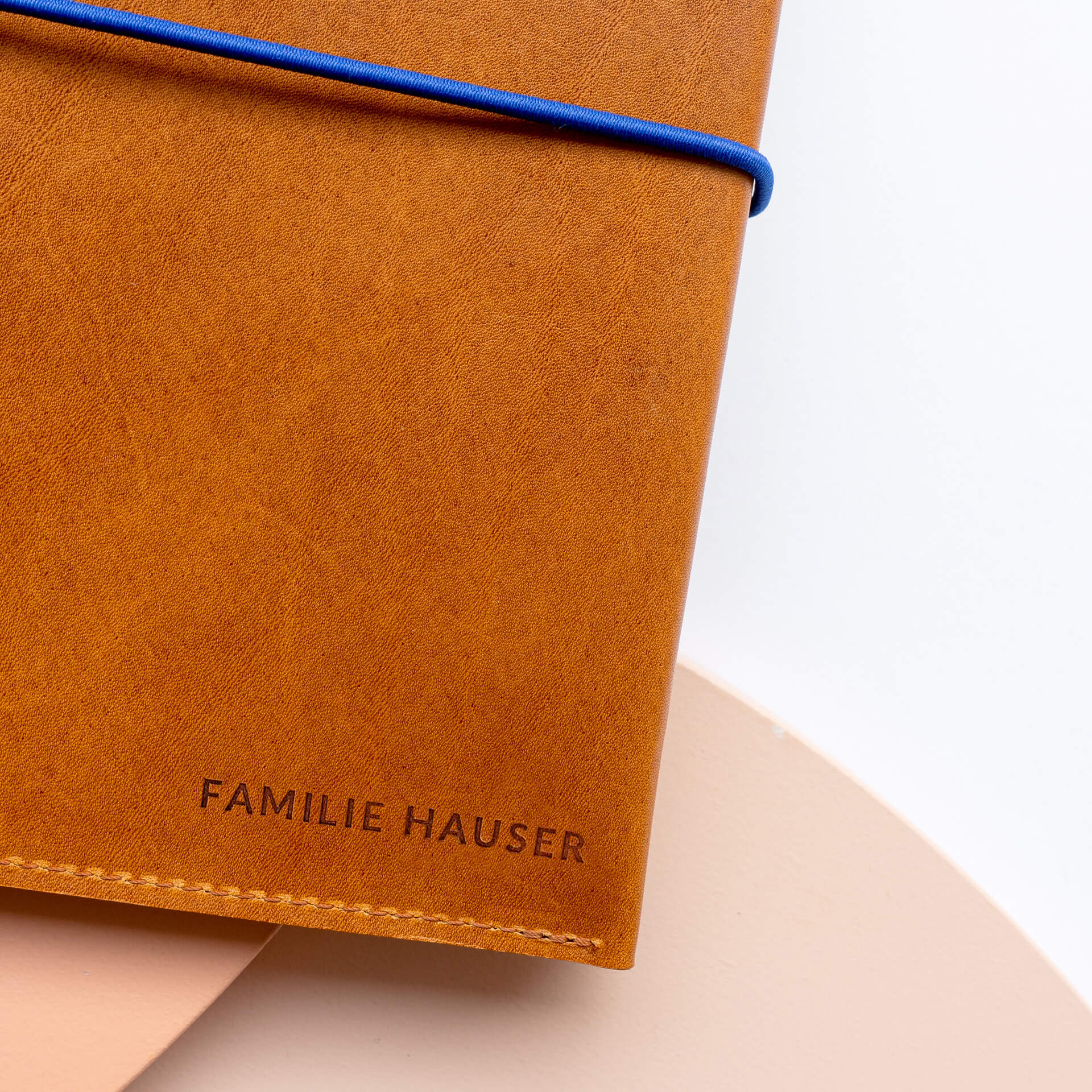 Dokumentenmappe-DOK-Naturleder-FranziskaKlee-Reisemappe-kohle-03-praegung-feamilie-hauser