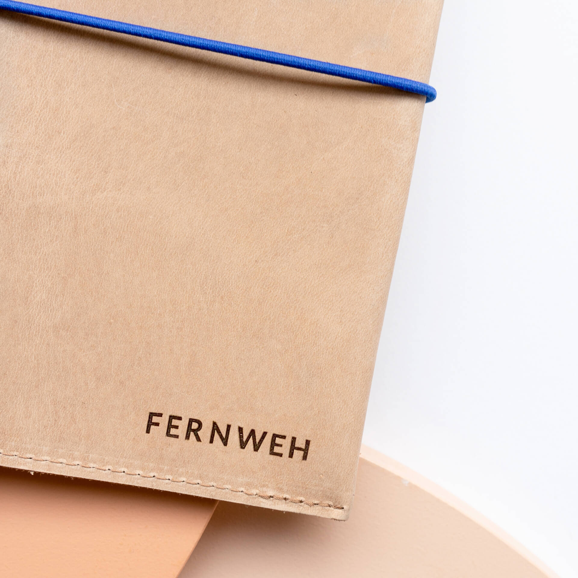 Dokumentenmappe-DOK-Naturleder-FranziskaKlee-Reisemappe-kohle-03-praegung-fernweh