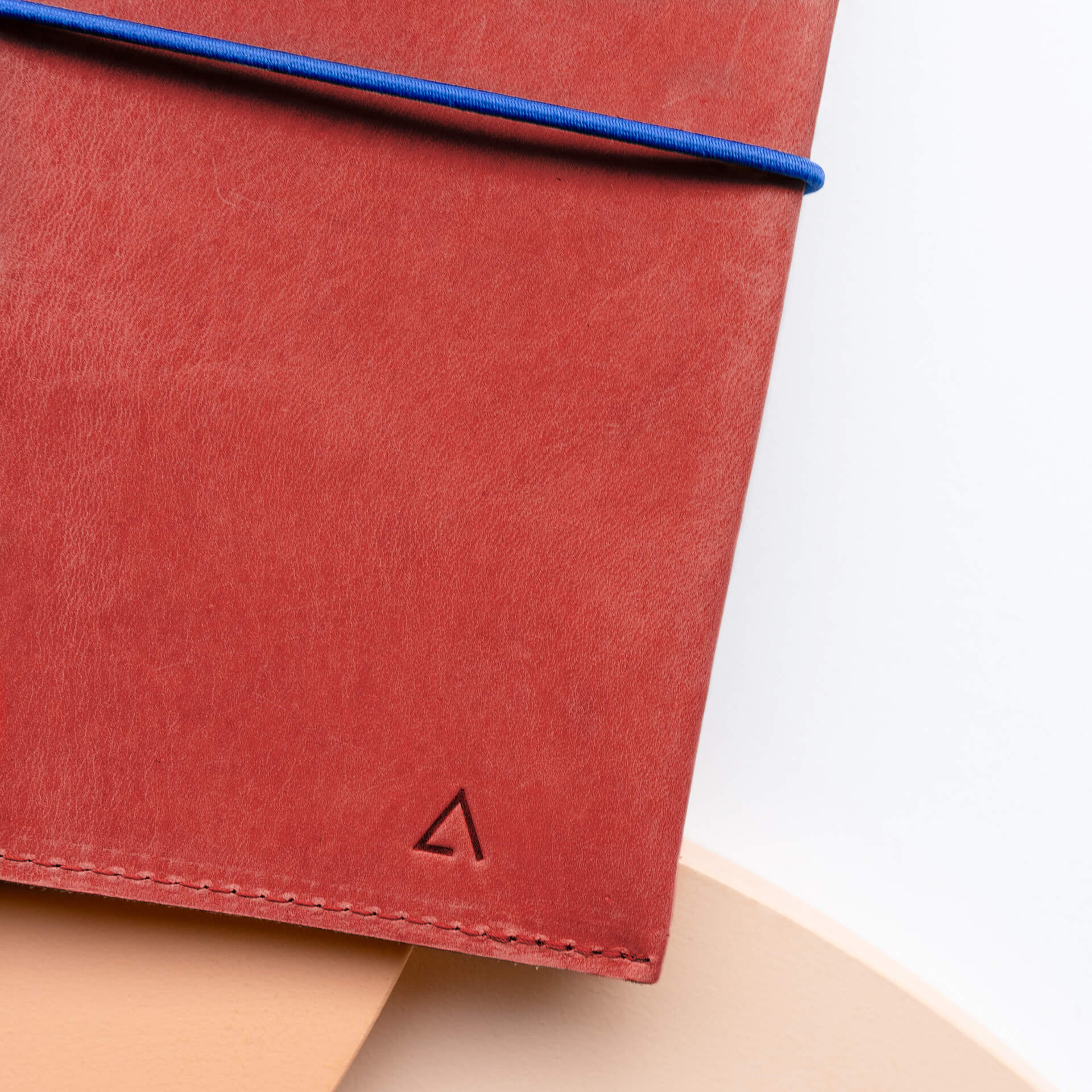 Dokumentenmappe-DOK-Naturleder-FranziskaKlee-Reisemappe-rot-03-nahaufname-1