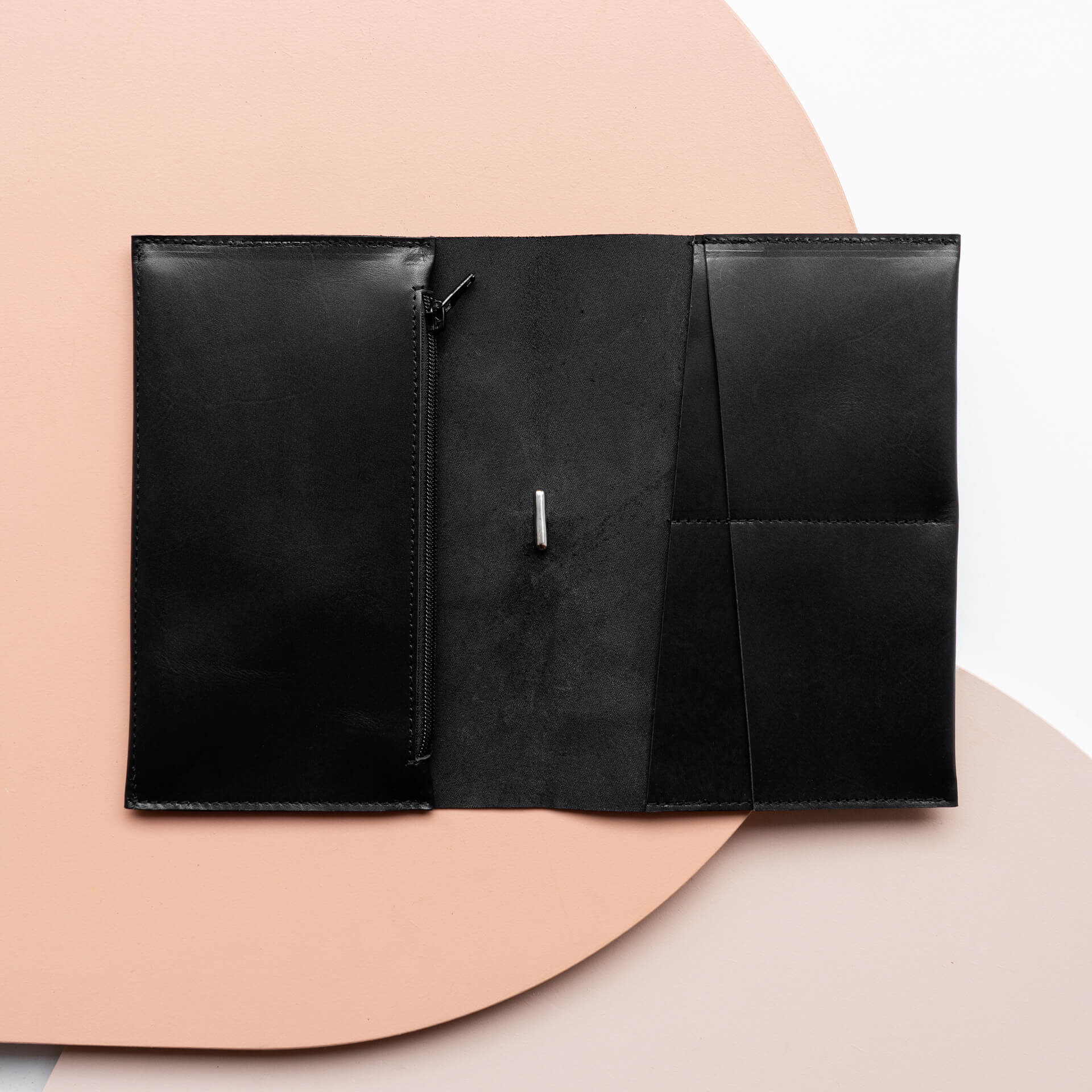 Dokumentenmappe-DOK-Naturleder-FranziskaKlee-Reisemappe-schwarz-geoelt-02-1