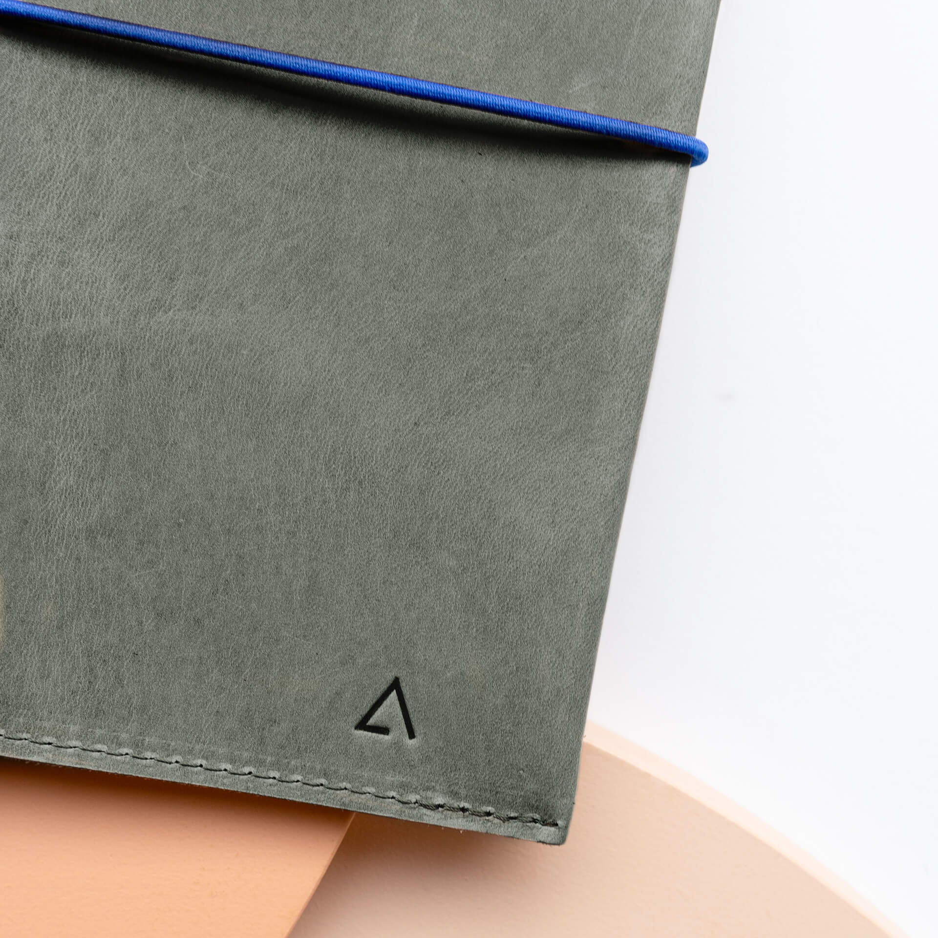 Dokumentenmappe-DOK-Naturleder-FranziskaKlee-Reisemappe-steingrau-03-1