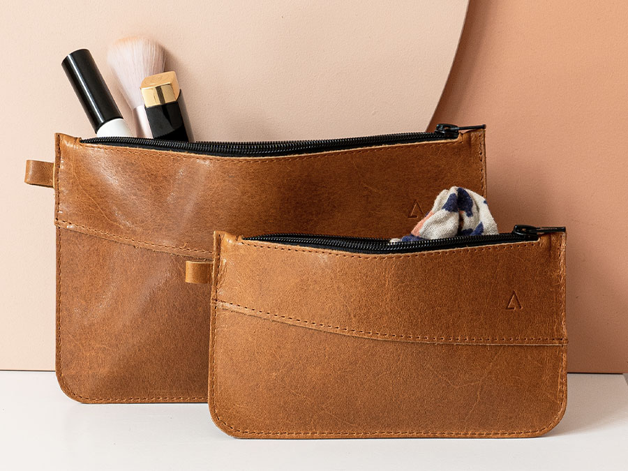 Für unseren Kulturbeutel stehen sieben verschiedene Gummibandfarben zur Auswahl: rot, gelb, flieder, royal blau, dunkelblau, oliv und schwarz.