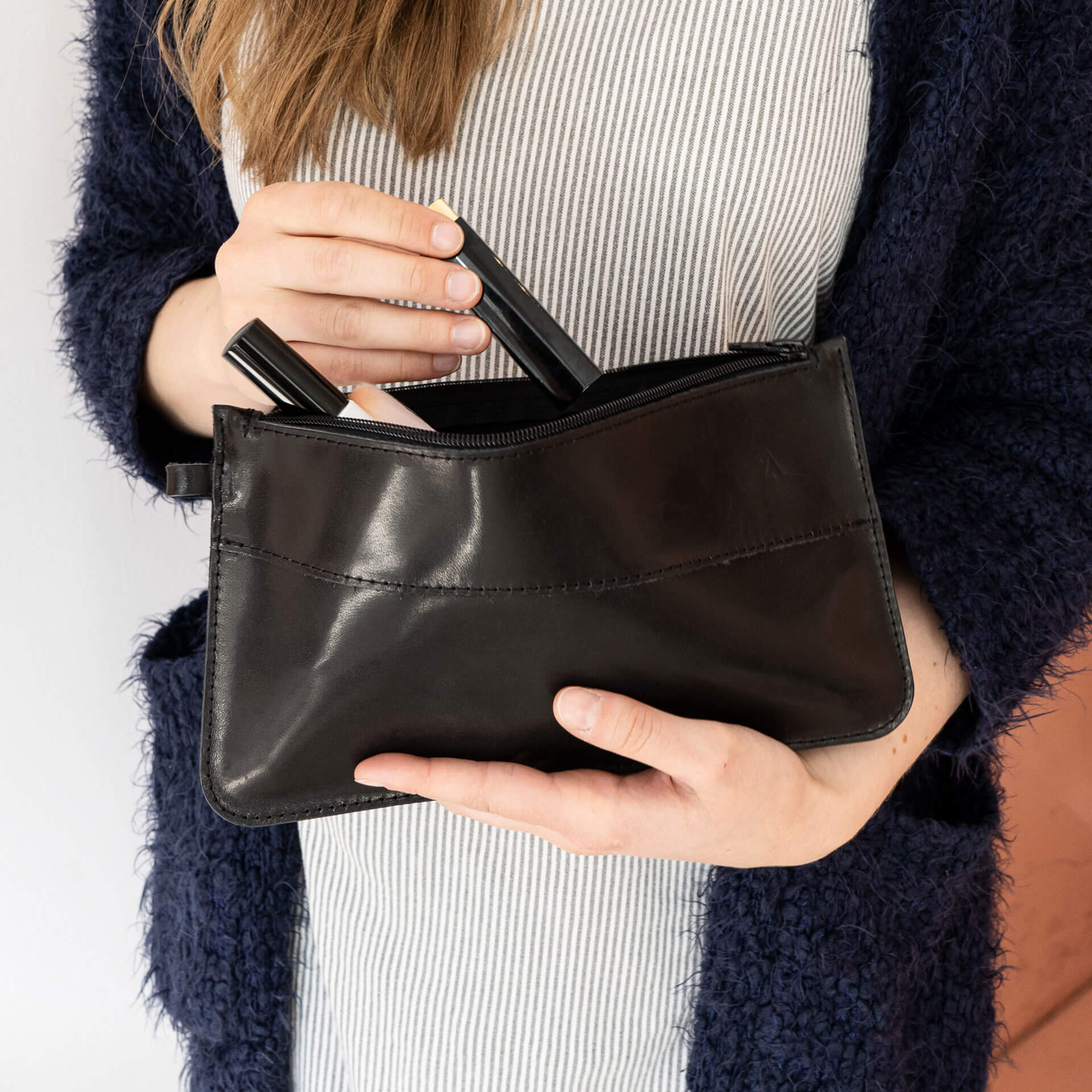 Kulturbeutel-TAO-CLUTCH-gross-schwarz-geoelt-Hand