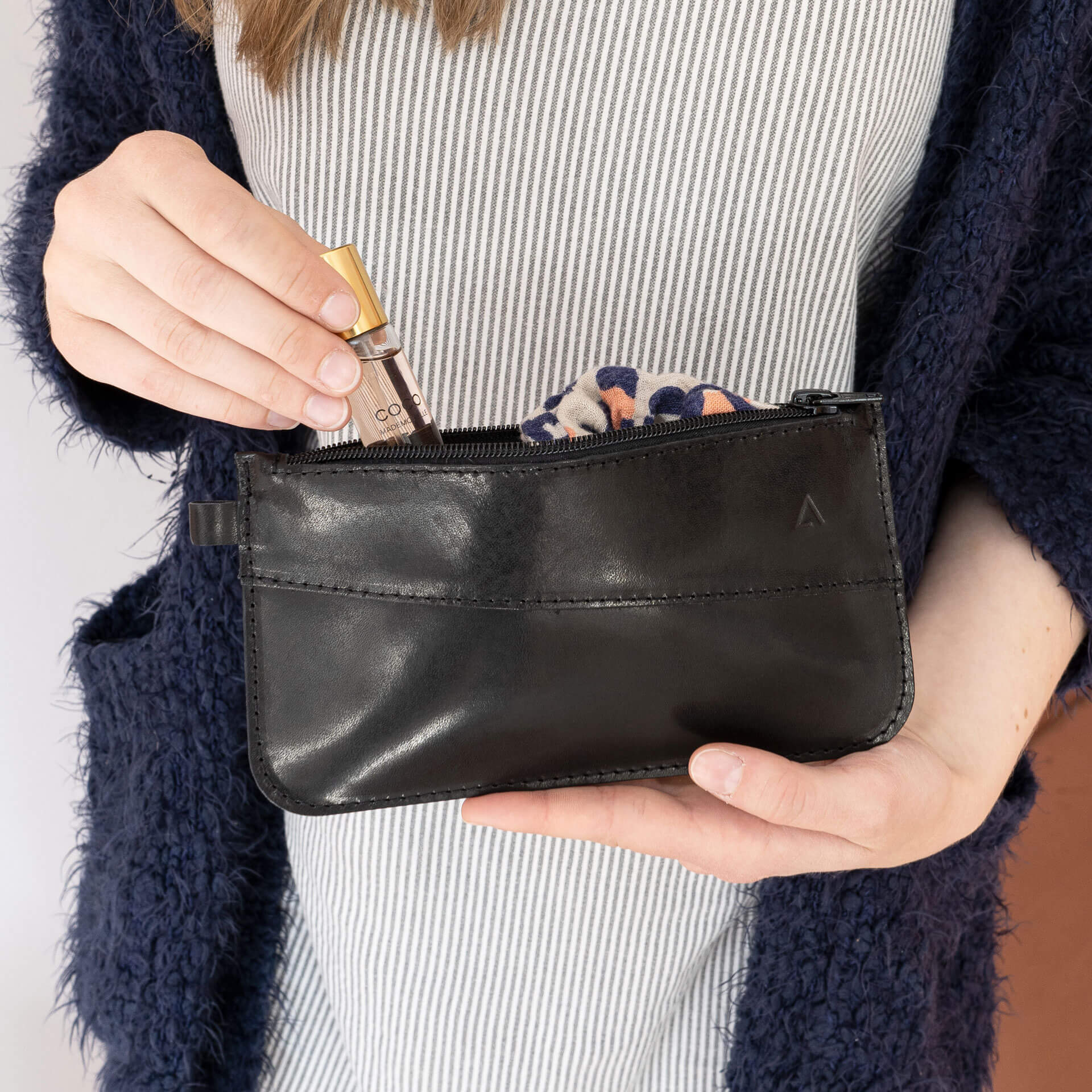 Kulturbeutel-TAO-CLUTCH-klein-schwarz-geoelt-Hand