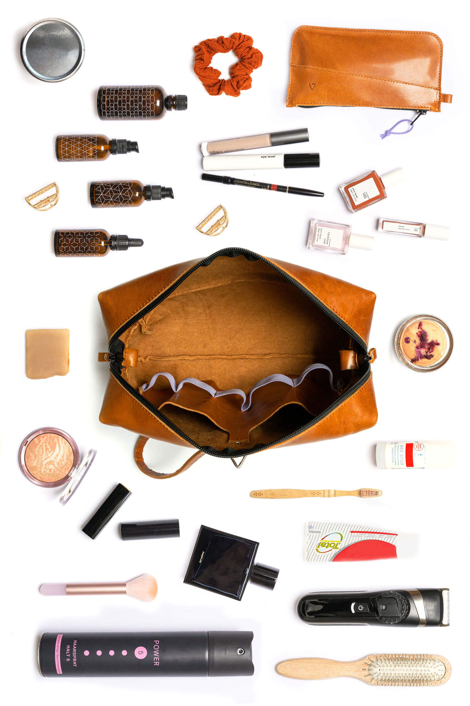 In unserem Kulturbeutel TAO ist genügend Platz für alle Hygieneprodukte des täglichen Bedarfs. Sogar eine Flasche Haarspray passt hinein.