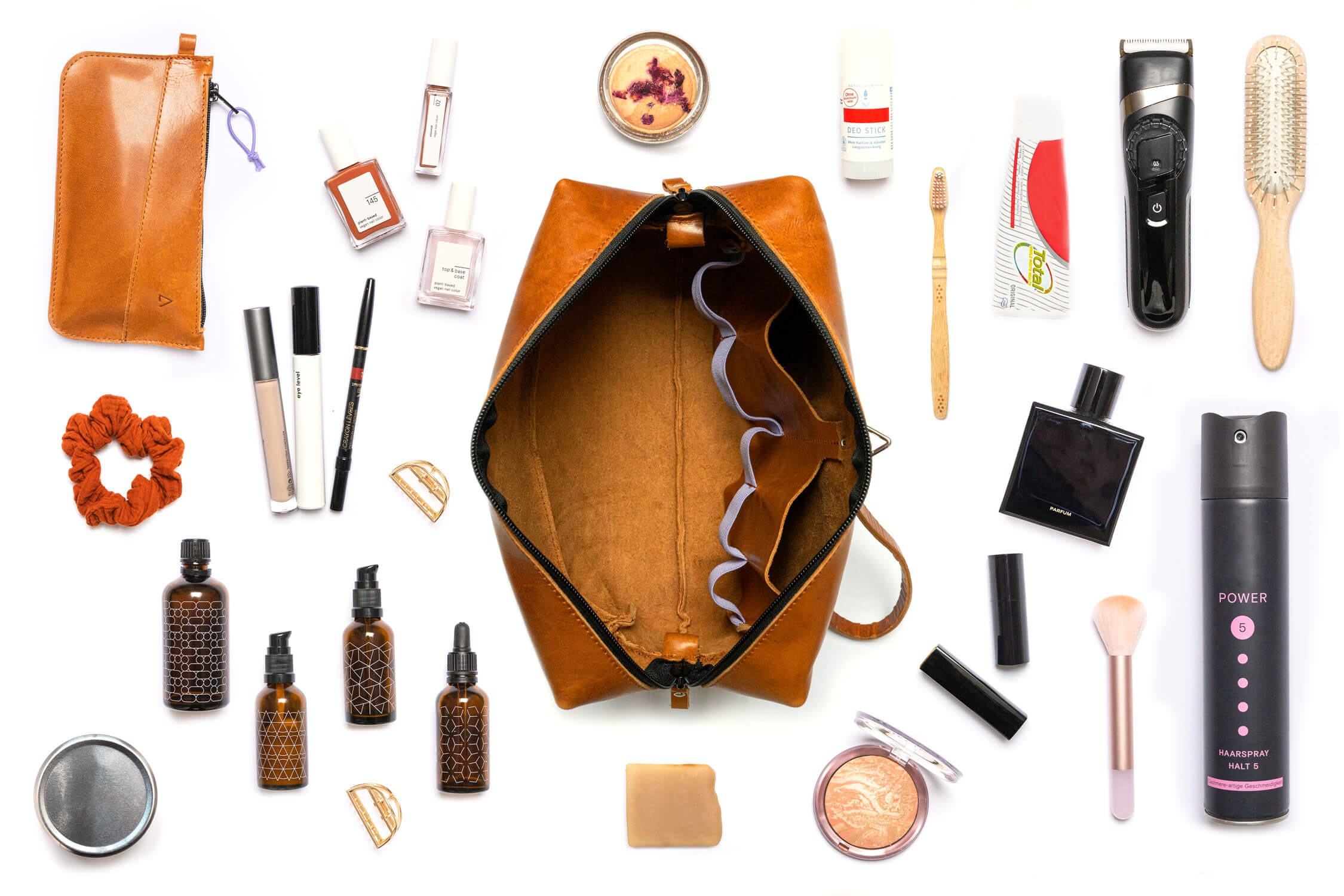 In unserem Kulturbeutel TAO ist genügend Platz für alle Hygieneprodukte des täglichen Bedarfs. Sogar eine Flasche Haarspray passt hinein.