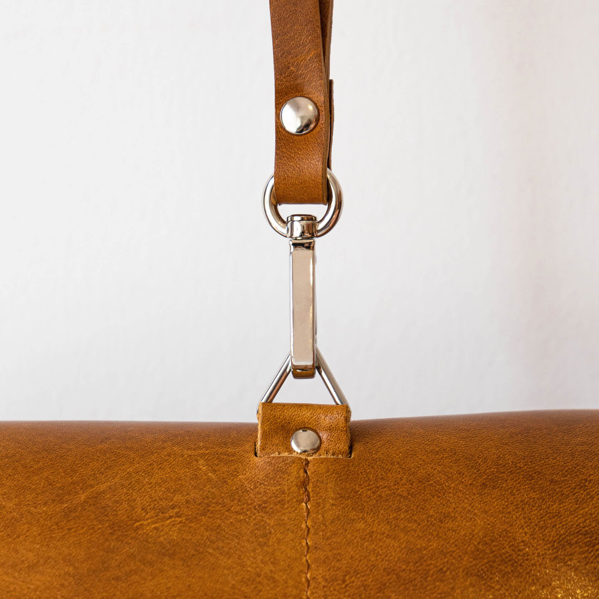 Kulturbeutel-TAO-Franziska-Klee-Naturleder-Washbag-Waschtasche-Aufhaengung-Rueckseite-cognac-geoelt