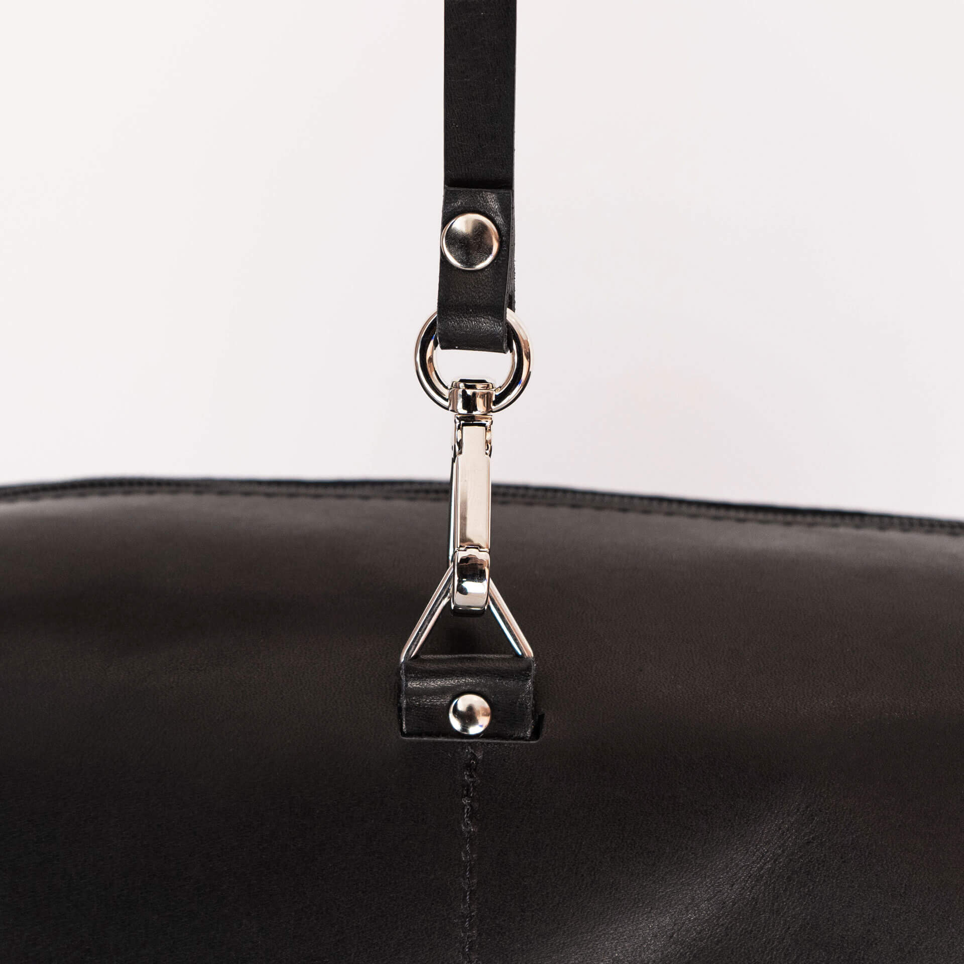 Kulturbeutel-TAO-Franziska-Klee-Naturleder-Washbag-Waschtasche-Aufhaengung-Rueckseite