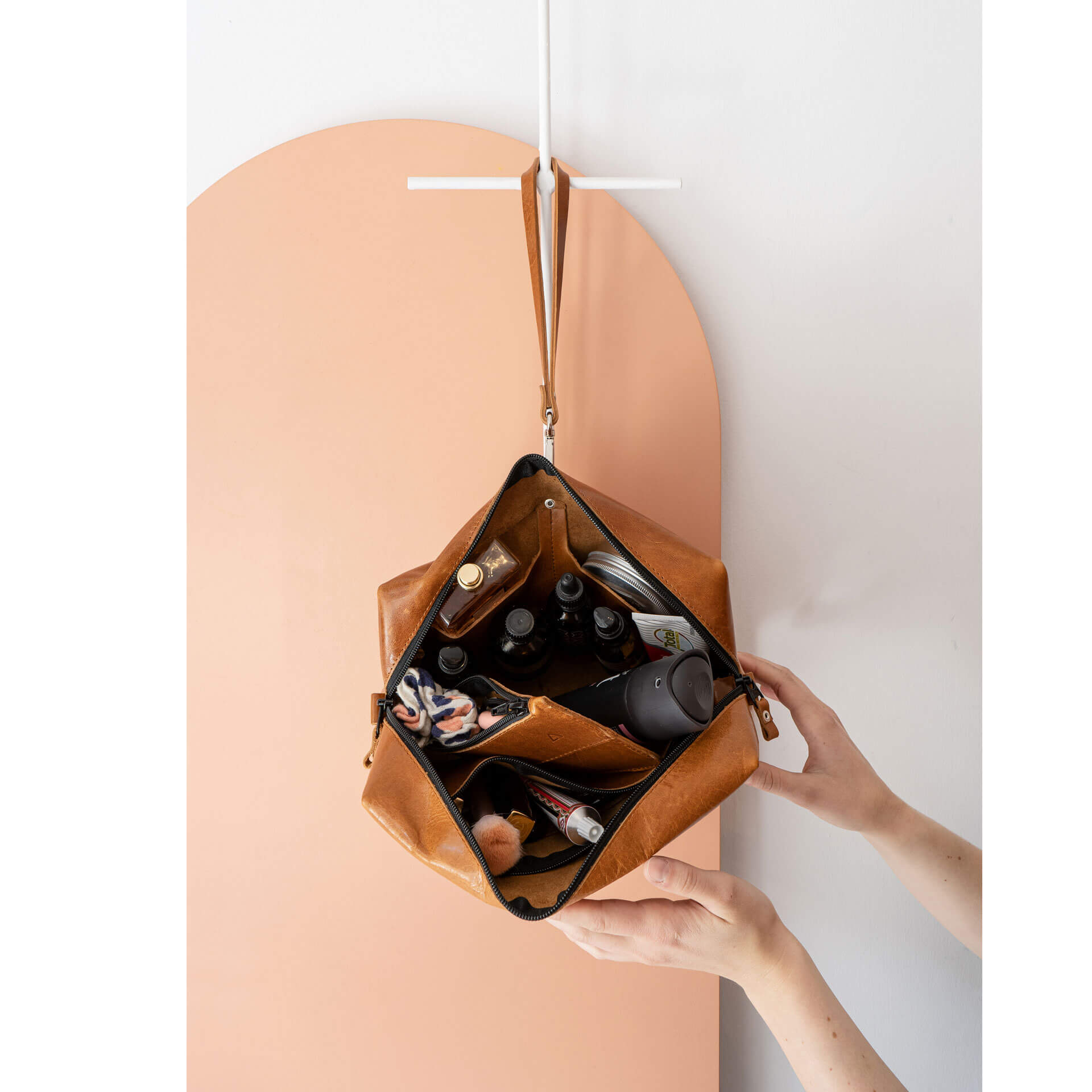 Kulturbeutel-TAO-Franziska-Klee-Naturleder-Washbag-Waschtasche-Aufhaengung-befuellt