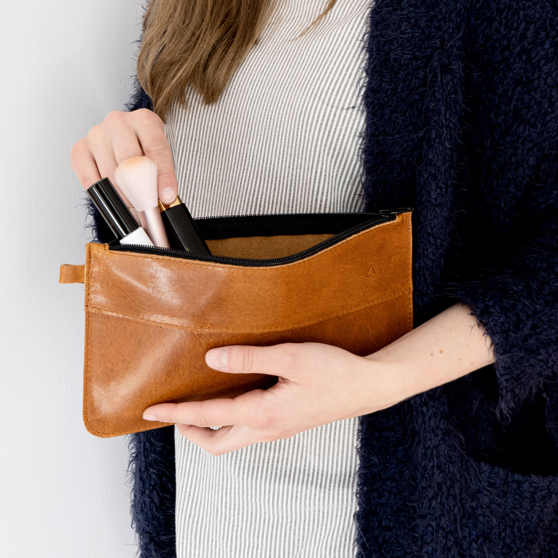 Kulturbeutel-TAO-Franziska-Klee-Naturleder-Washbag-Waschtasche-Clutch-Hand