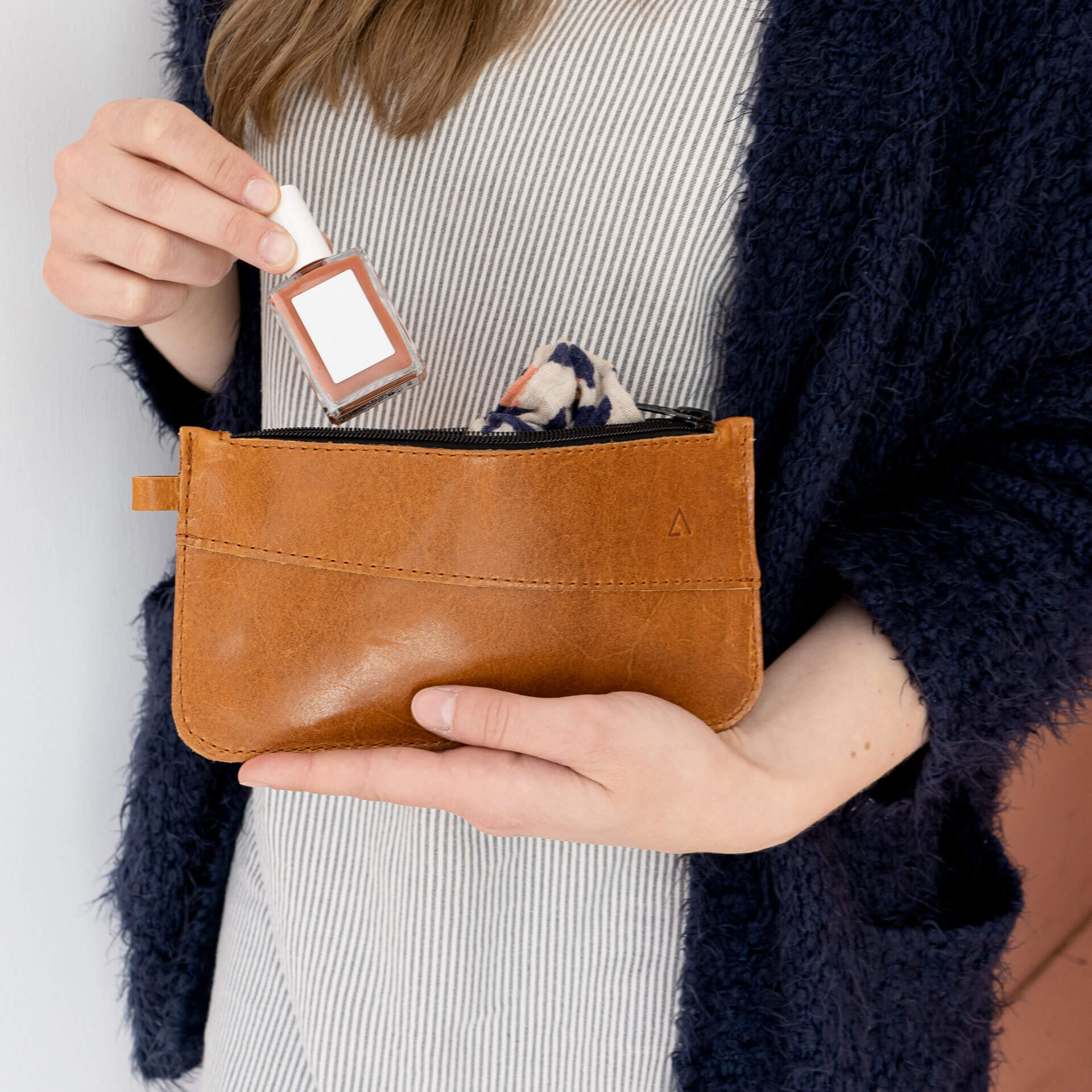 Kulturbeutel-TAO-Franziska-Klee-Naturleder-Washbag-Waschtasche-Clutch-klein-Hand