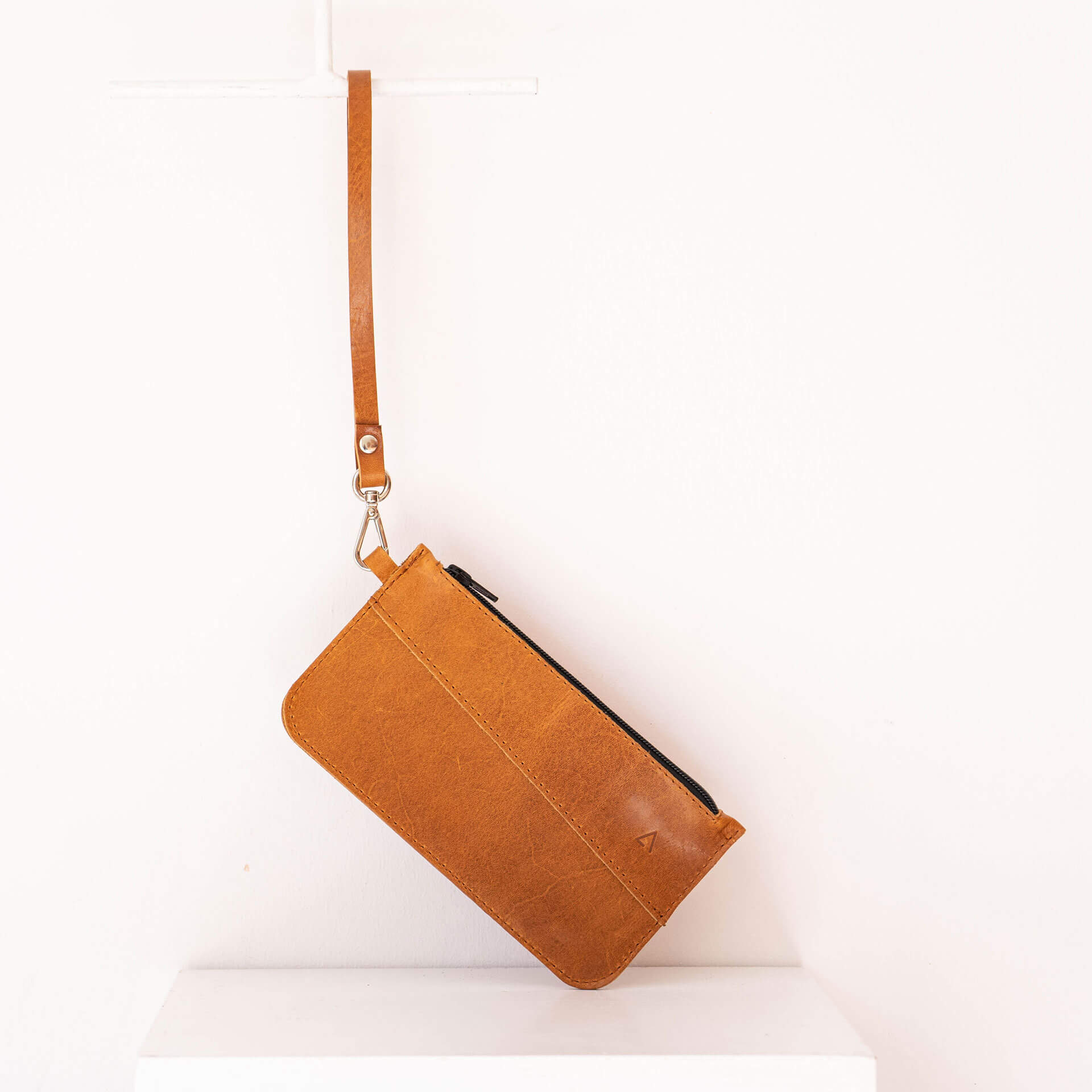 Kulturbeutel-TAO-Franziska-Klee-Naturleder-Washbag-Waschtasche-Clutch-mit-Handschlaufe-cognac-geoelt