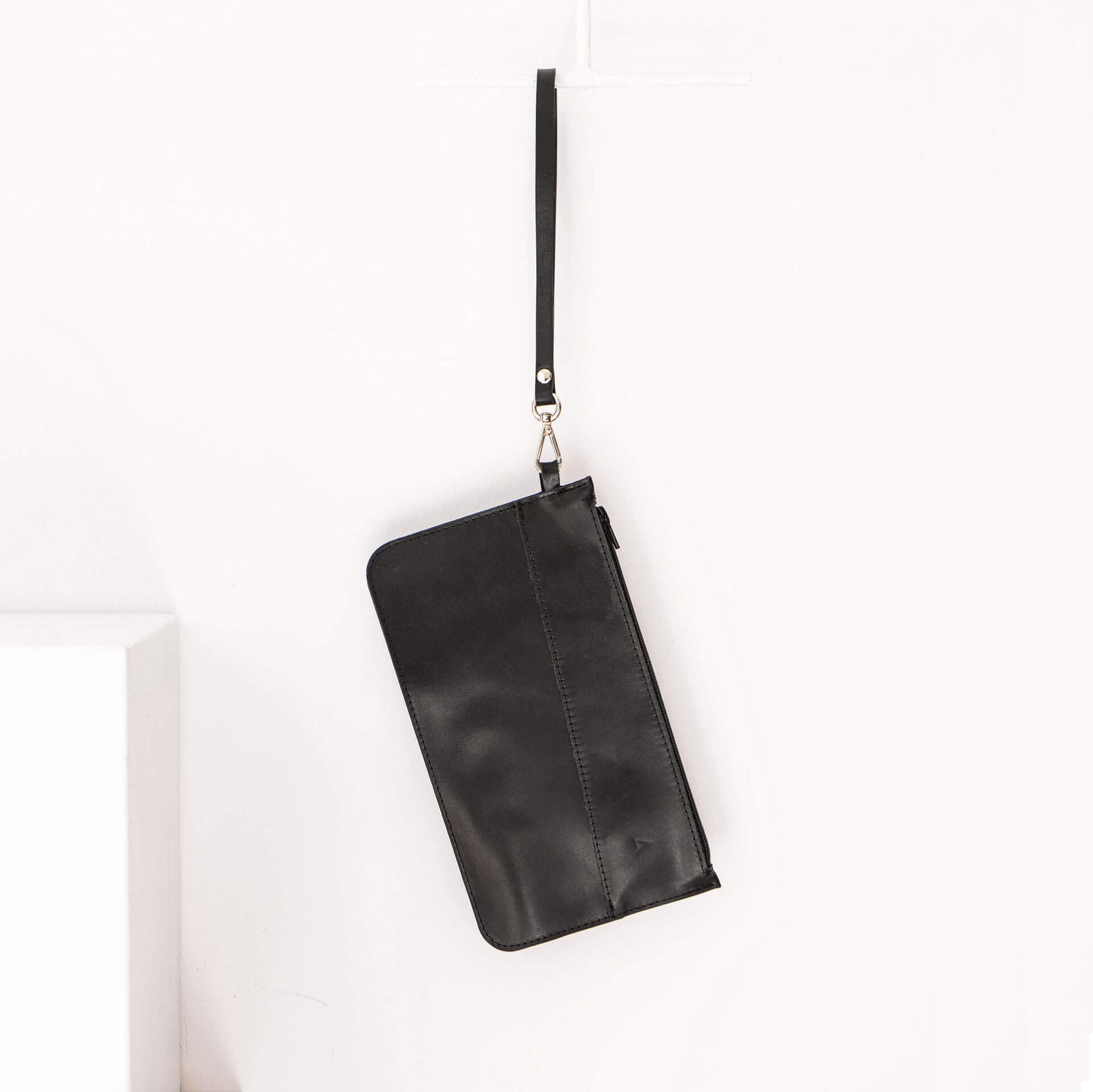 Kulturbeutel-TAO-Franziska-Klee-Naturleder-Washbag-Waschtasche-Clutch-mit-Handschlaufe-schwarz-geoelt