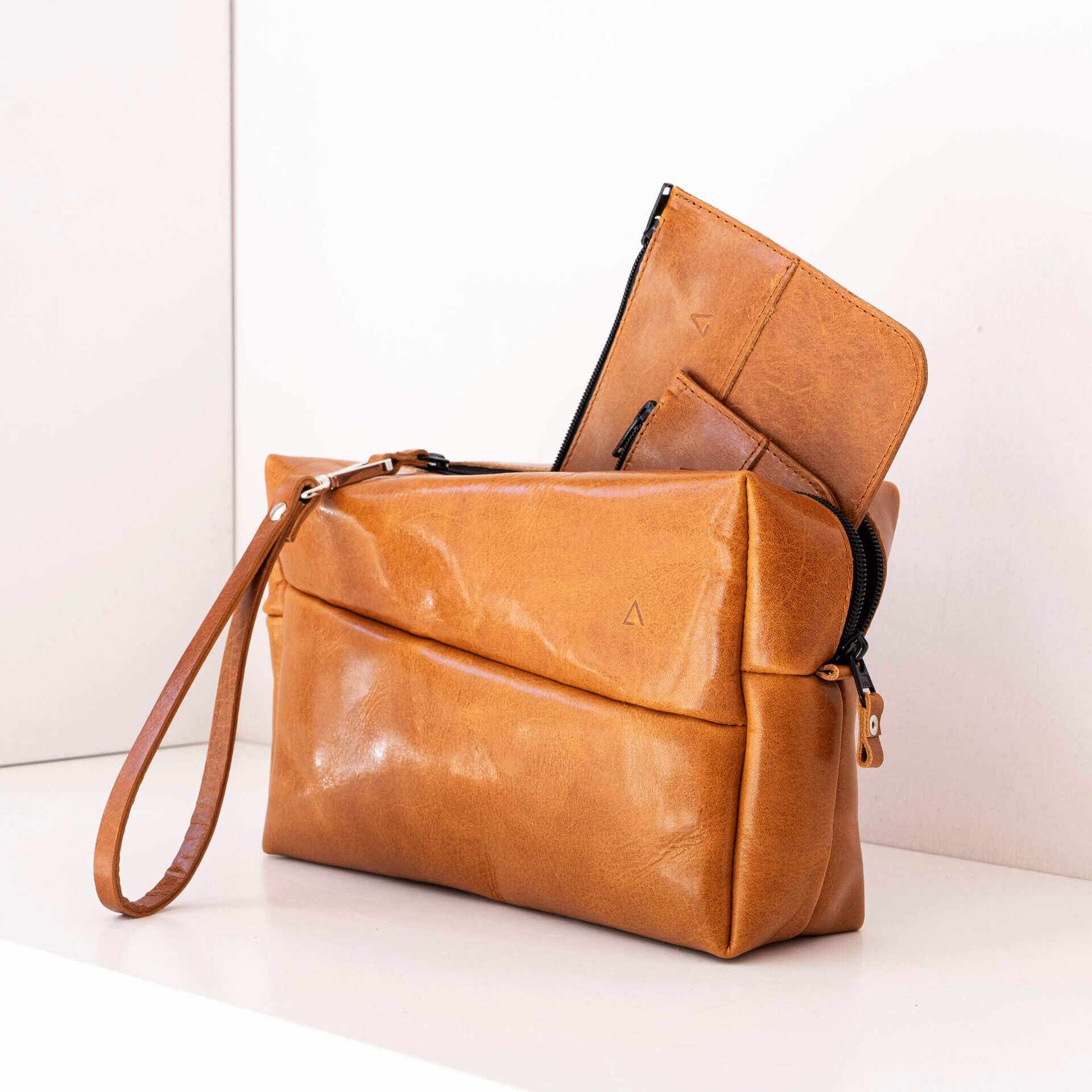 Kulturbeutel-TAO-Franziska-Klee-Naturleder-Washbag-Waschtasche-Set-cognac-geoelt