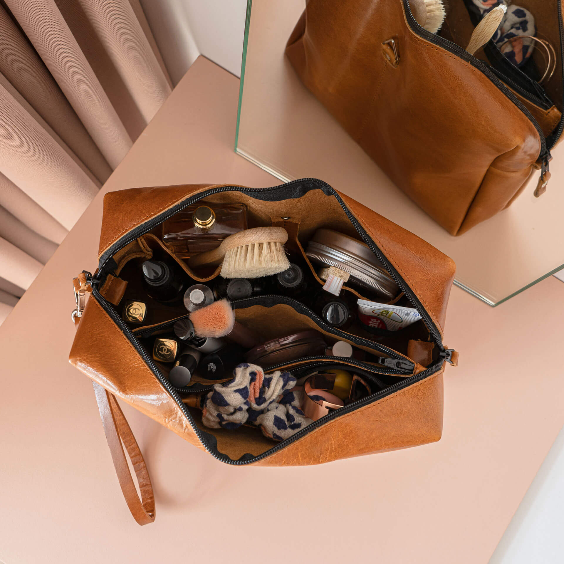 Kulturbeutel-TAO-schwarz-geoelt-Front-befuellt-02