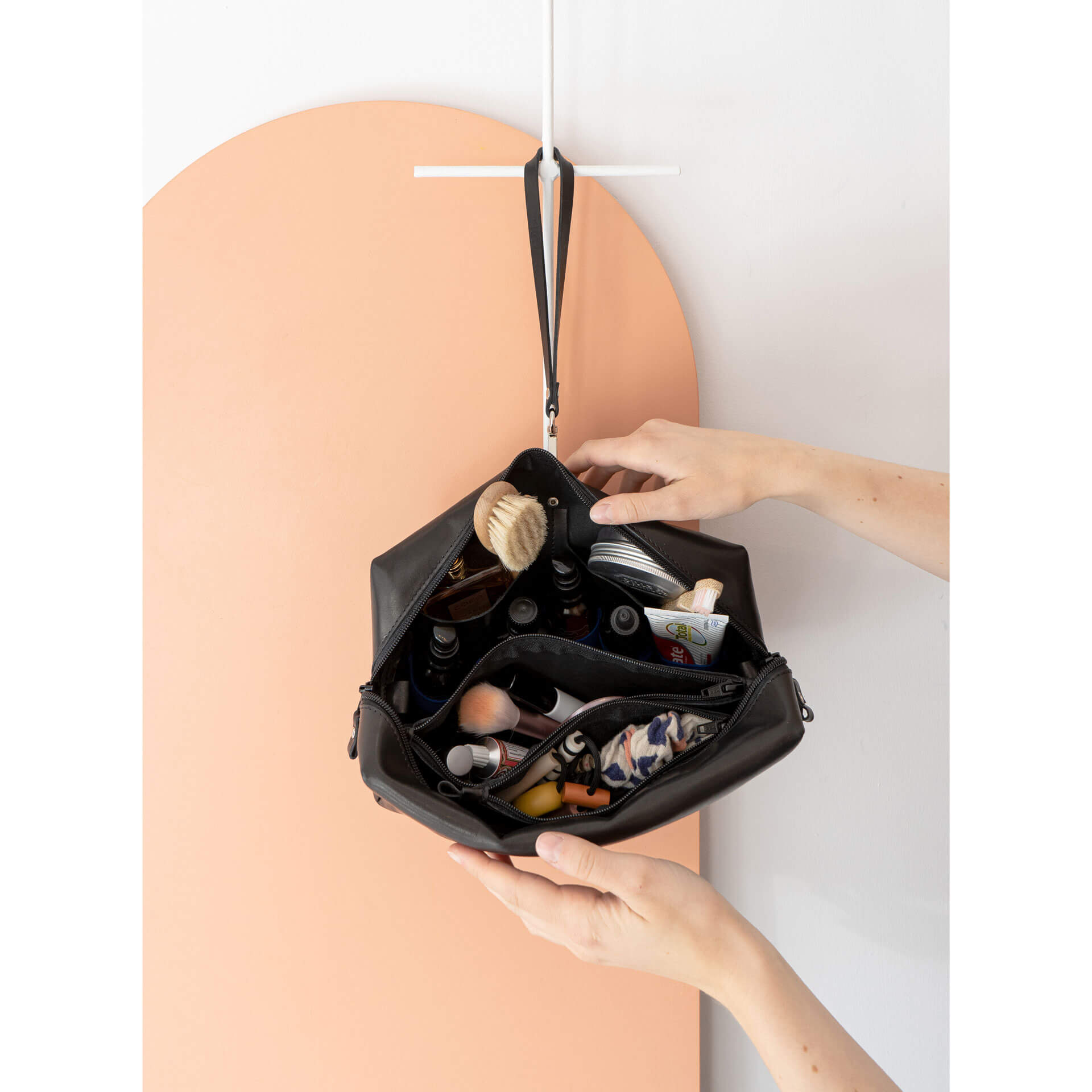 Kulturbeutel-TAO-schwarz-geoelt-aufgehangen