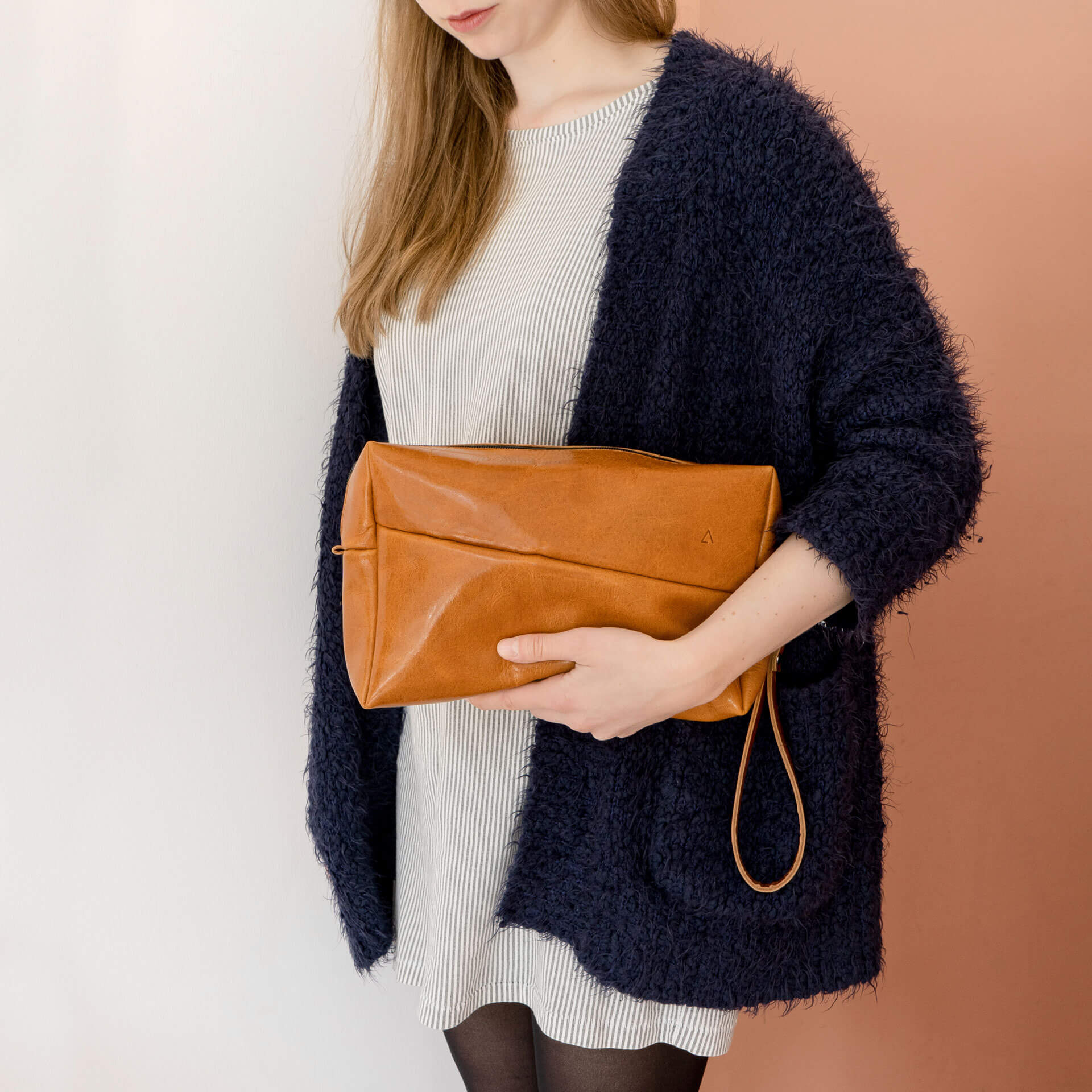 Kulturbeutel-TAO-unterm-Arm-cognac-geoelt