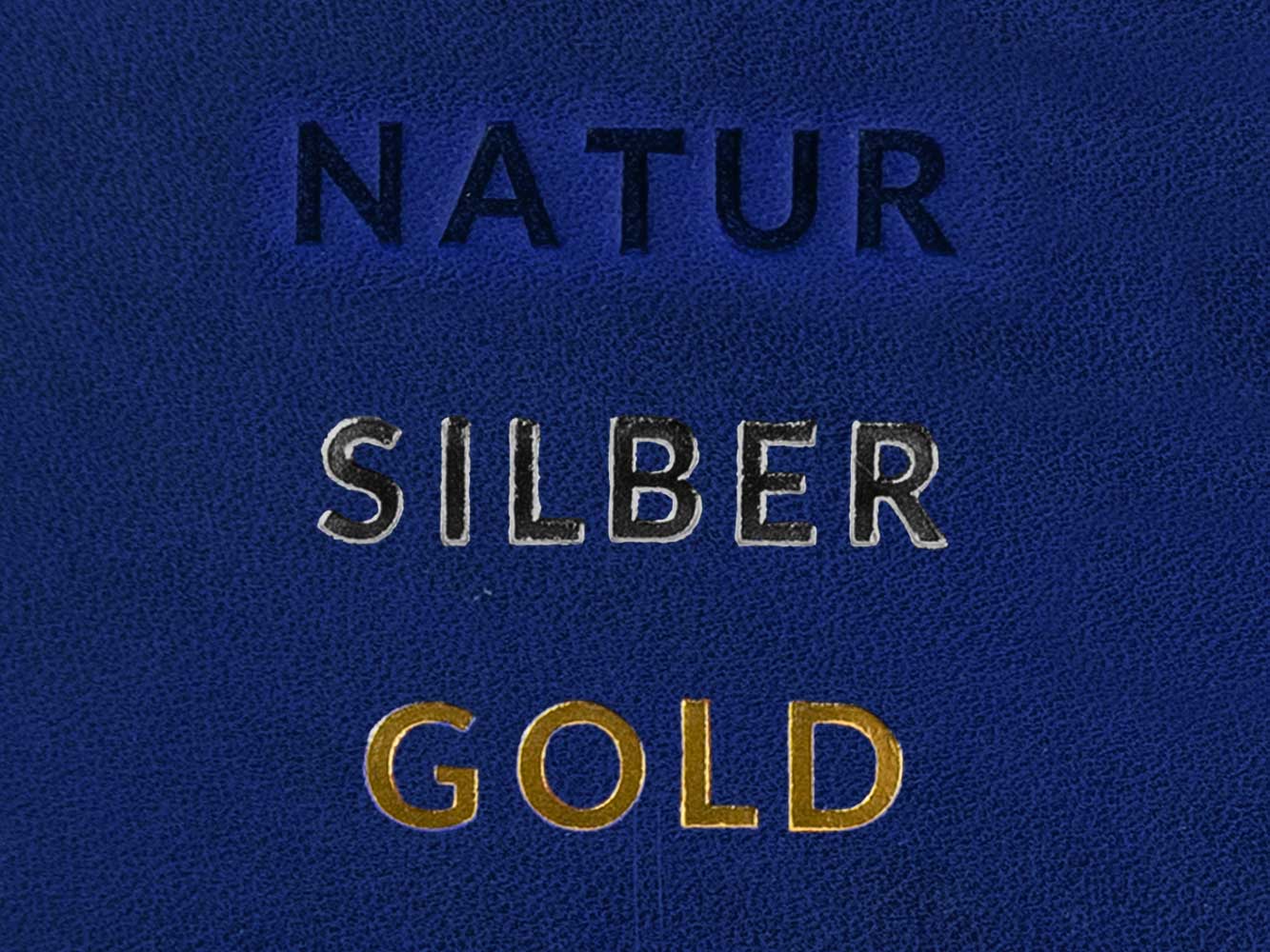 Beispiel wie eine Prägung auf royal blauen Leder aussieht