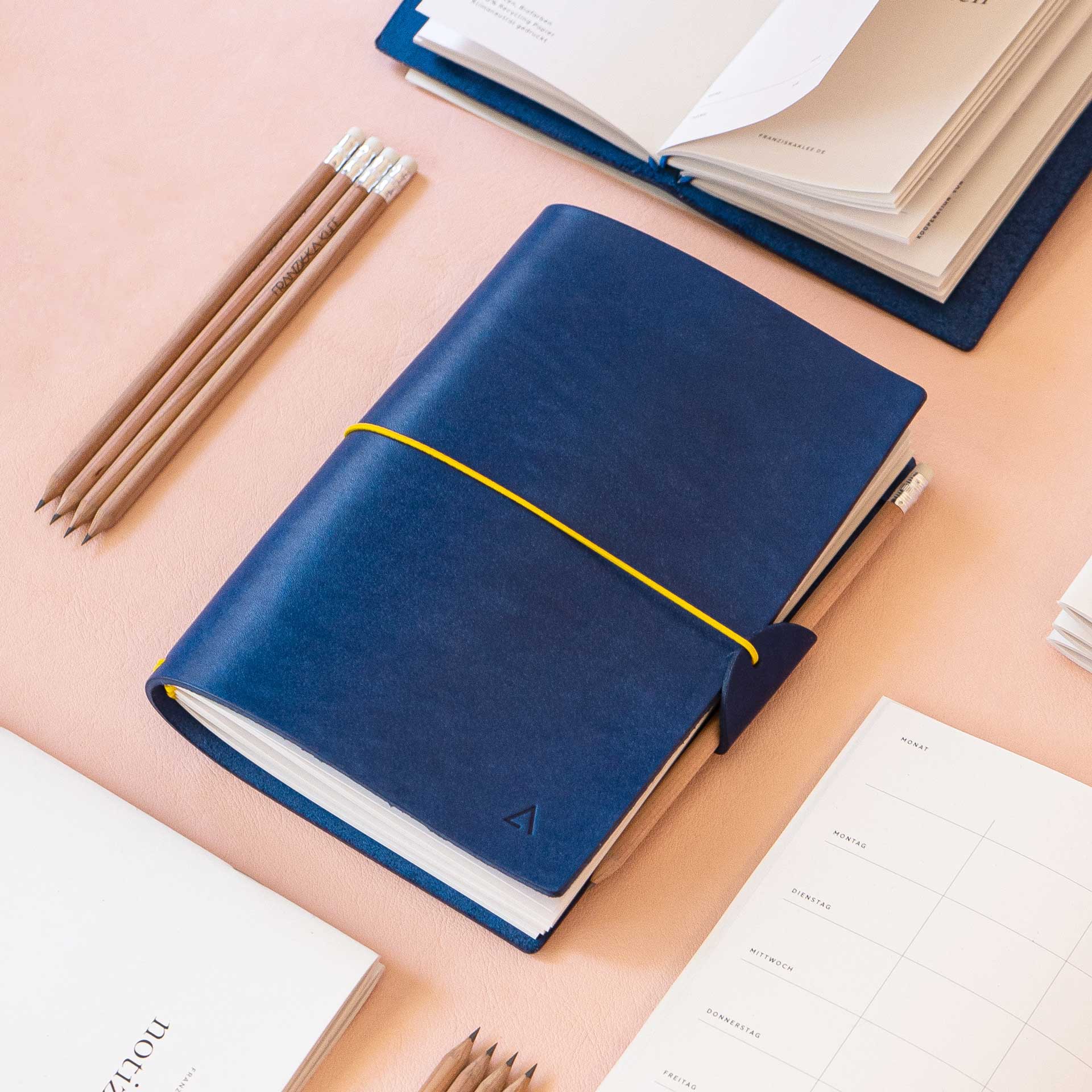 Notizbuchhülle-LIU-A5-Naturleder-Franziska-Klee-royalblau-flach