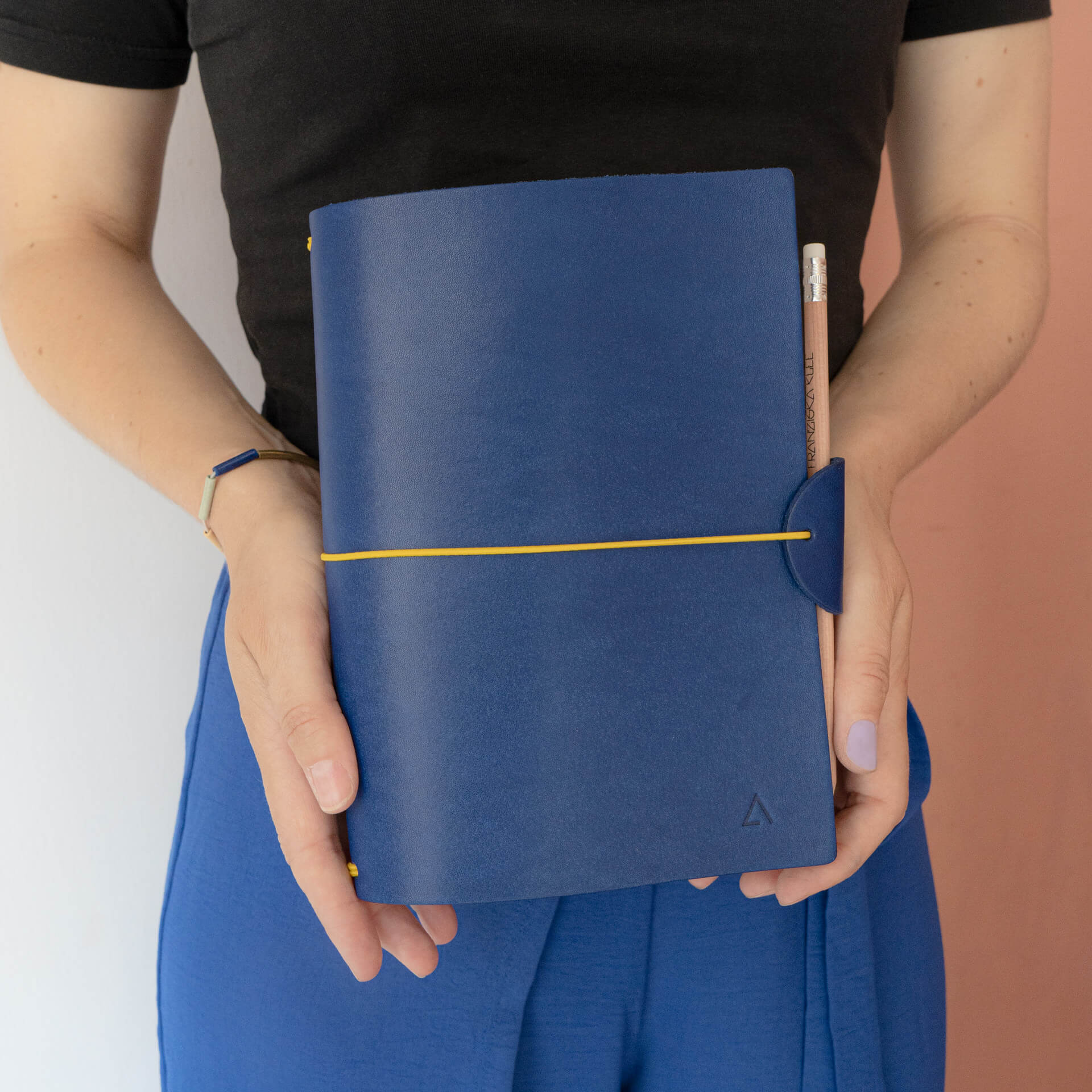 Notizbuchhülle-LIU-A5-cognac-Naturleder-Franziska-Klee-05-mood2q