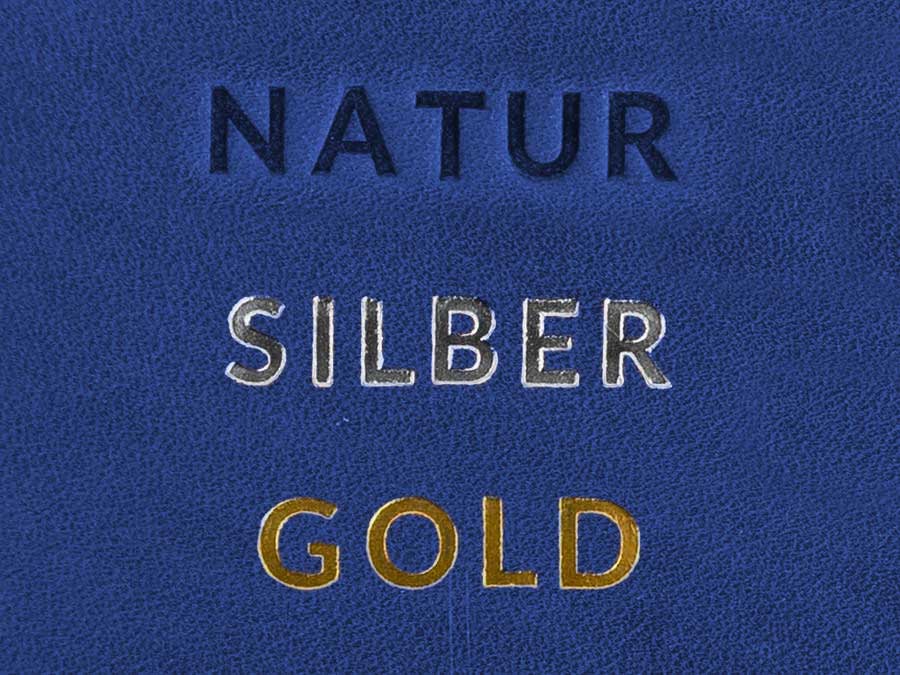 Beispiel wie eine Prägung auf hellbraunem Leder aussieht