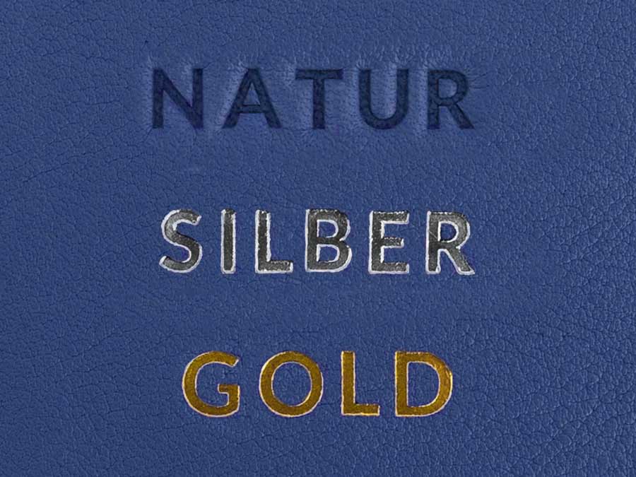 Beispiel wie eine Prägung auf hellbraunem Leder aussieht