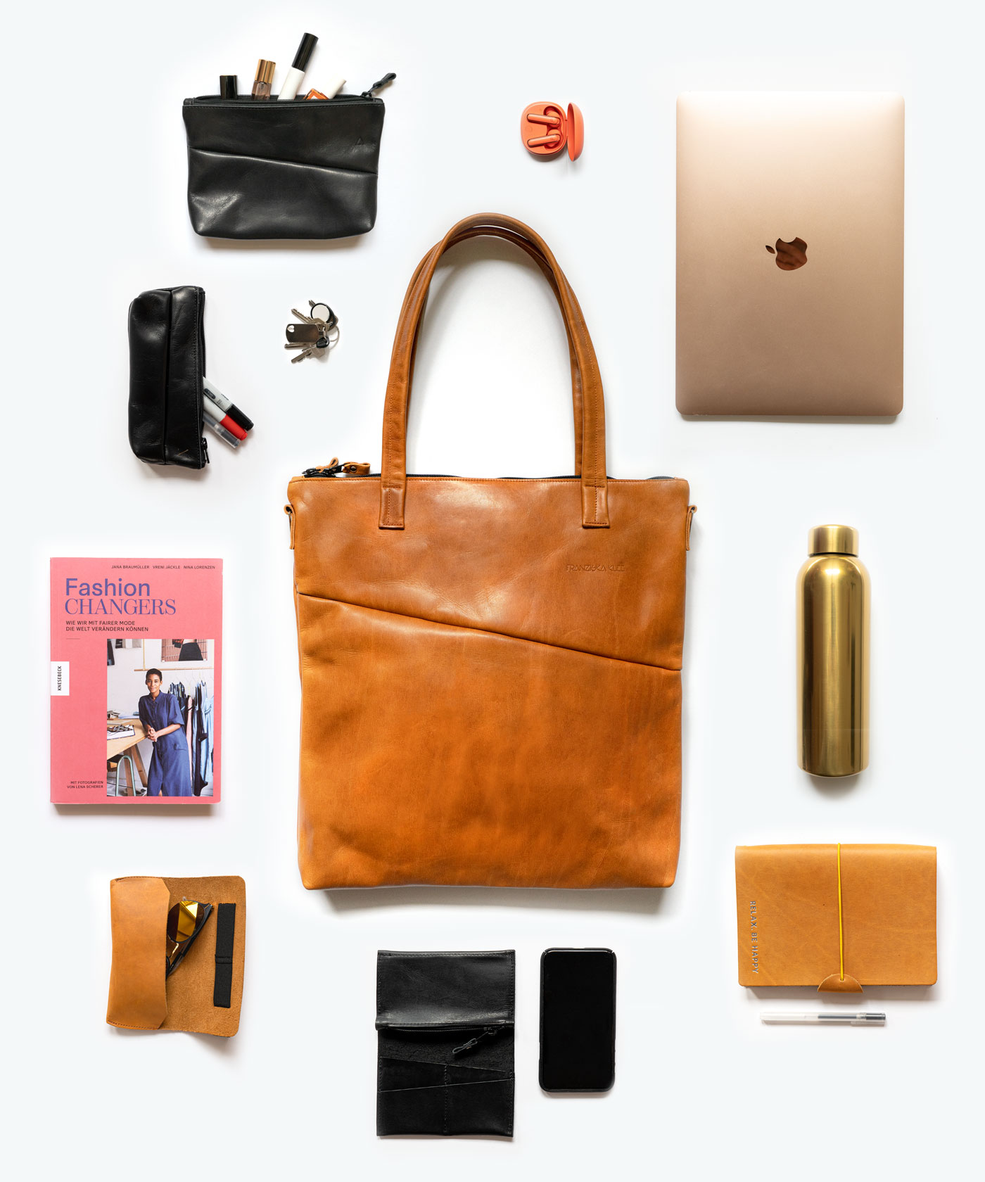 Egal ob du deinen 15 Zoll-Laptop mit zur Arbeit nimmst, einen Aktenordner für die Uni einpacken musst, fix noch einkaufen gehst oder am Wochenende shoppen willst – FIA passt sich deinen persönlichen Bedürfnissen an, ohne jemals zu groß zu wirken.