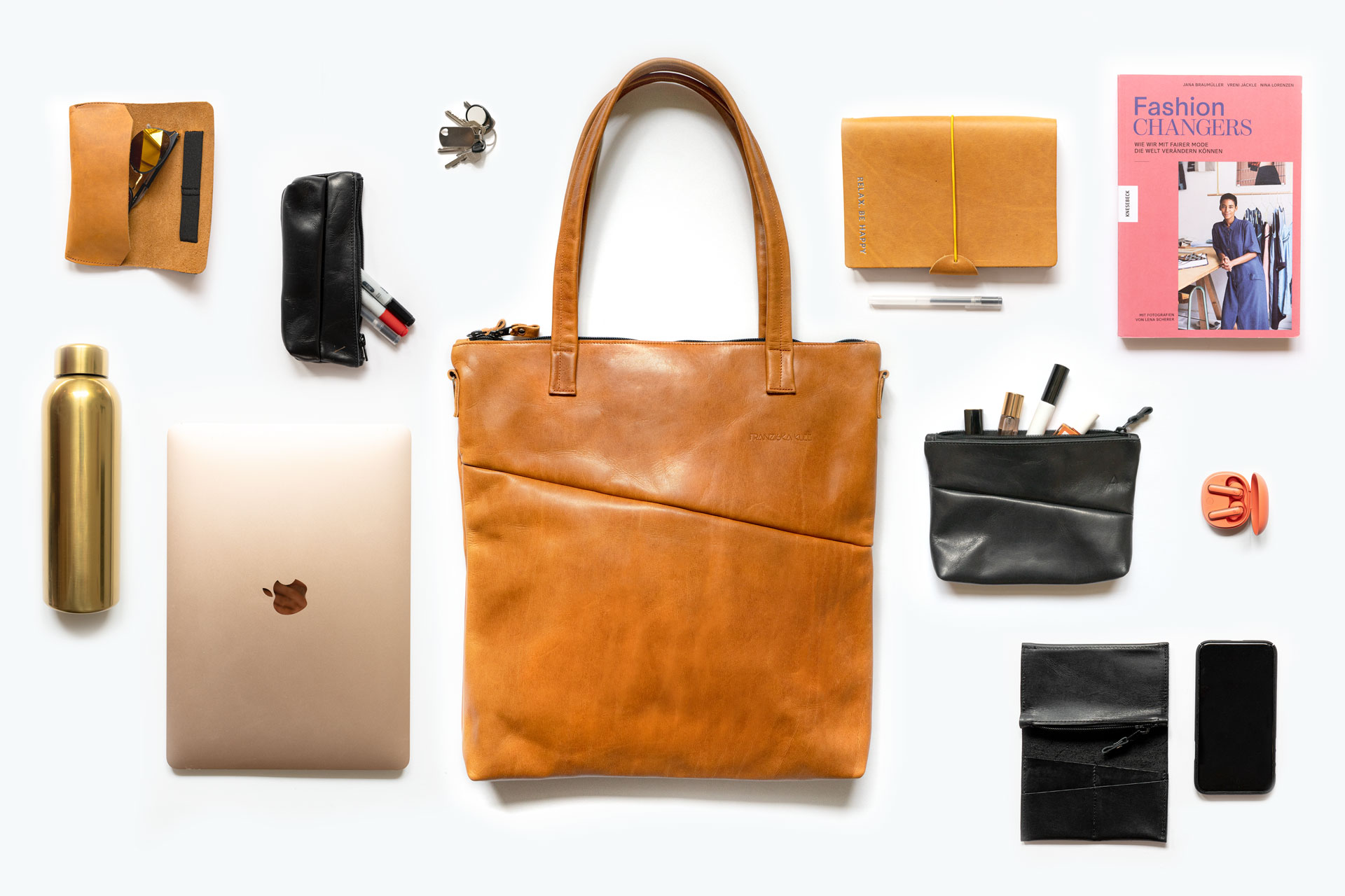 Egal ob du deinen 15 Zoll-Laptop mit zur Arbeit nimmst, einen Aktenordner für die Uni einpacken musst, fix noch einkaufen gehst oder am Wochenende shoppen willst – FIA passt sich deinen persönlichen Bedürfnissen an, ohne jemals zu groß zu wirken.