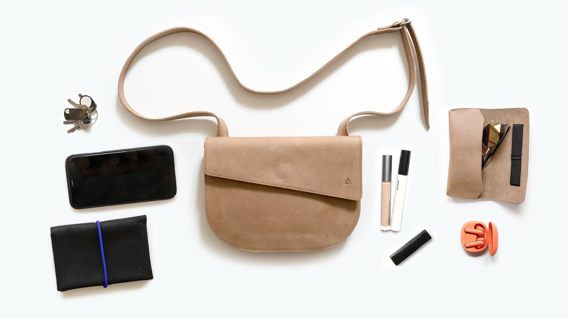 Umhängetasche BEA nimmt deine wichtigsten Begleiter wie Handy, Portemonnaie und Schlüssel auf Reisen, den Alltag oder ein schönes Fest.