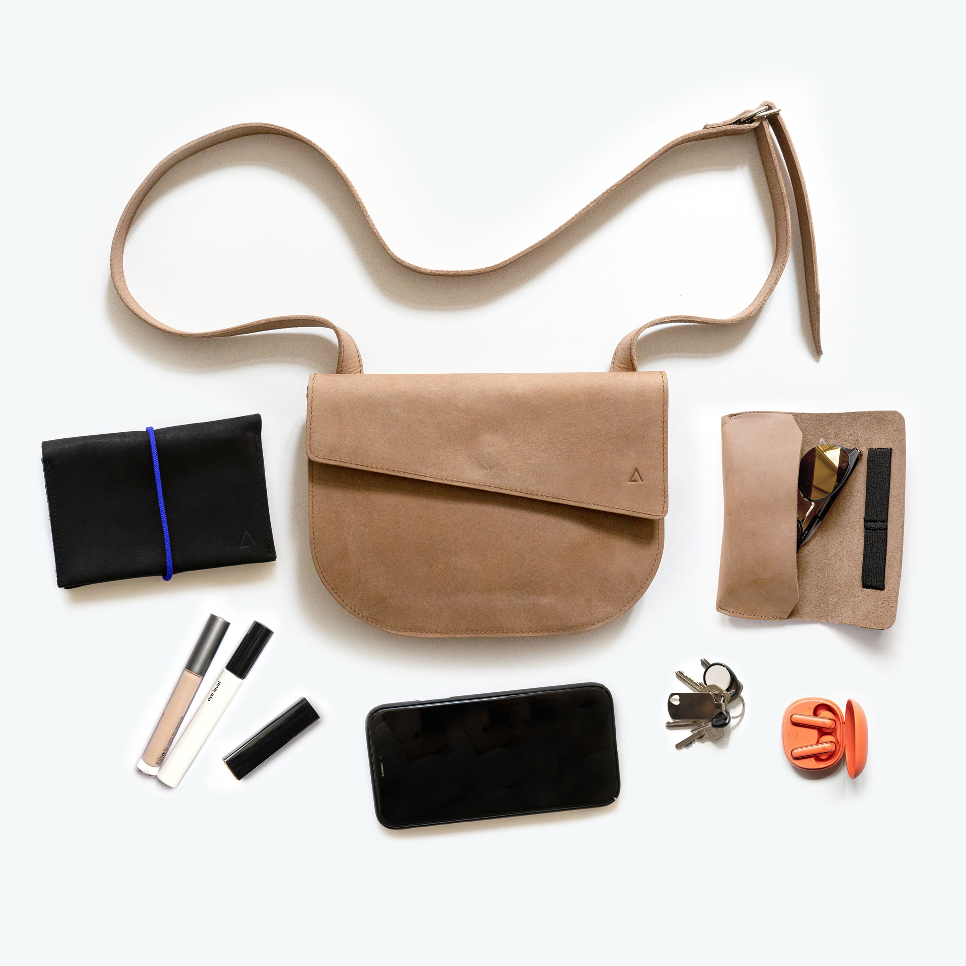 Umhängetasche BEA nimmt deine wichtigsten Begleiter wie Handy, Portemonnaie und Schlüssel auf Reisen, den Alltag oder ein schönes Fest.