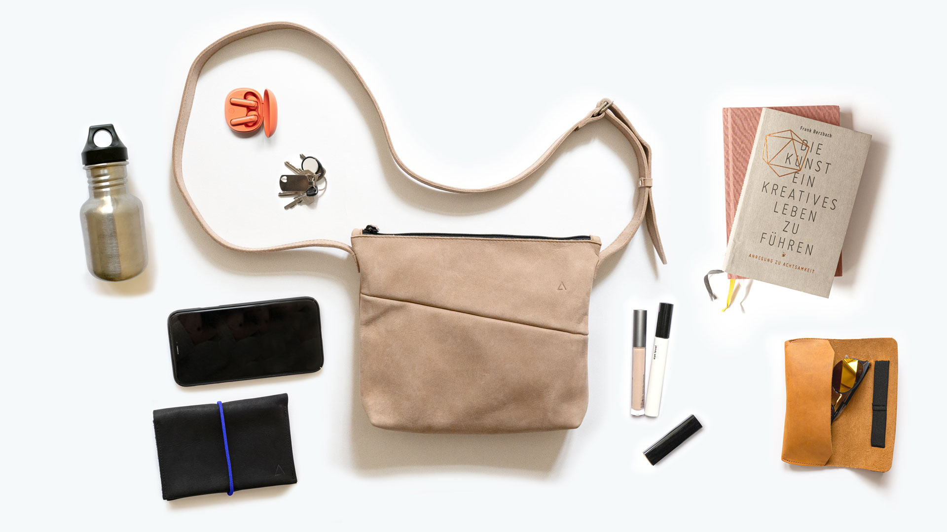 IDA ist eine kleine Umhängetasche für die alltäglichen Dinge wie Handy, Schlüssel und Portemonnaie. Aber auch für ein Buch oder eine kleine Wasserflasche ist Platz.